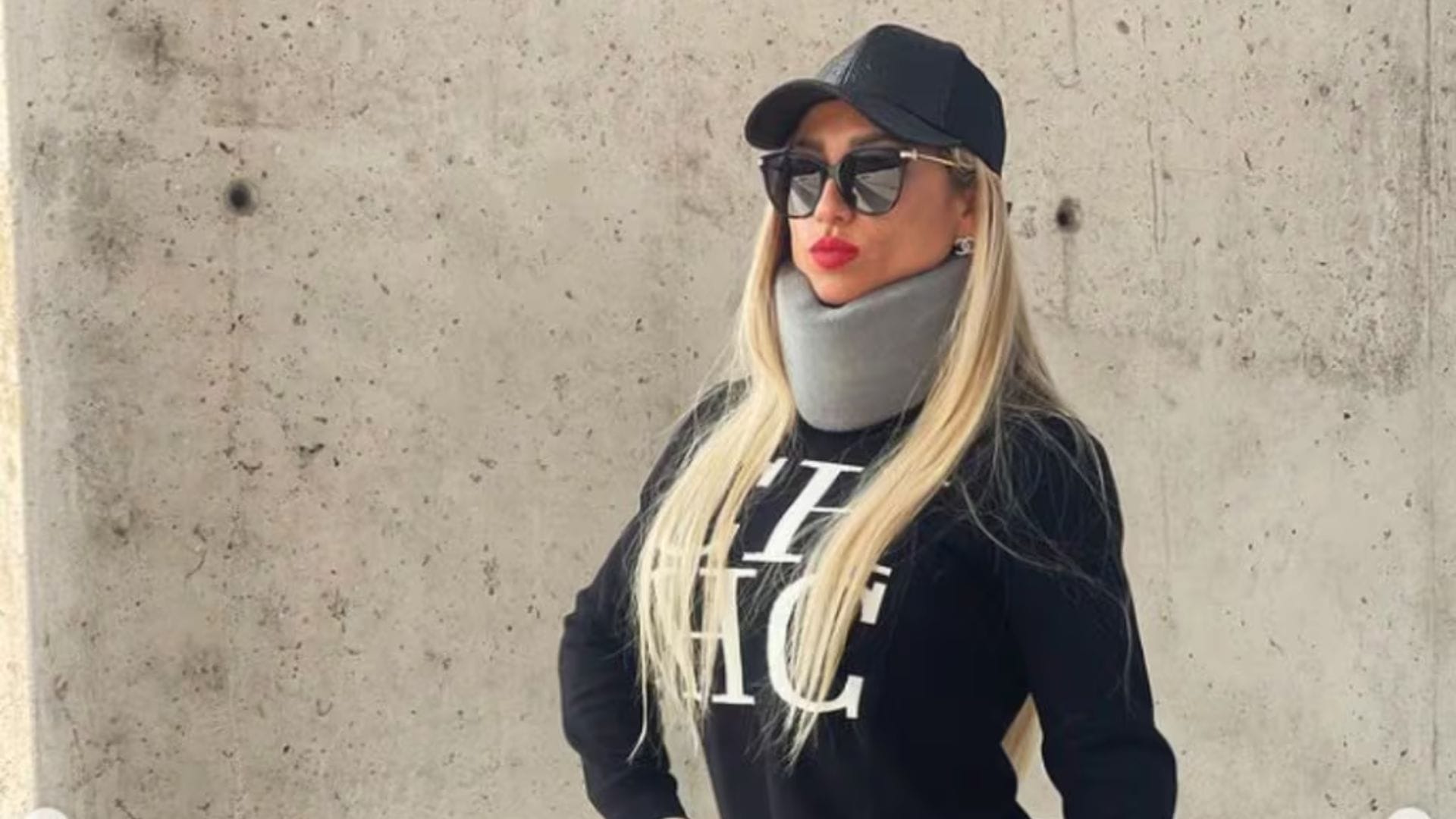 Las curiosas fotografías de Nicole Moreno con cuello ortopédico