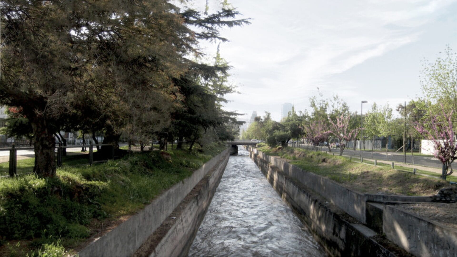 Rescatan cuerpo en el río Mapocho: Venía siendo arrastrado desde el canal San Carlos