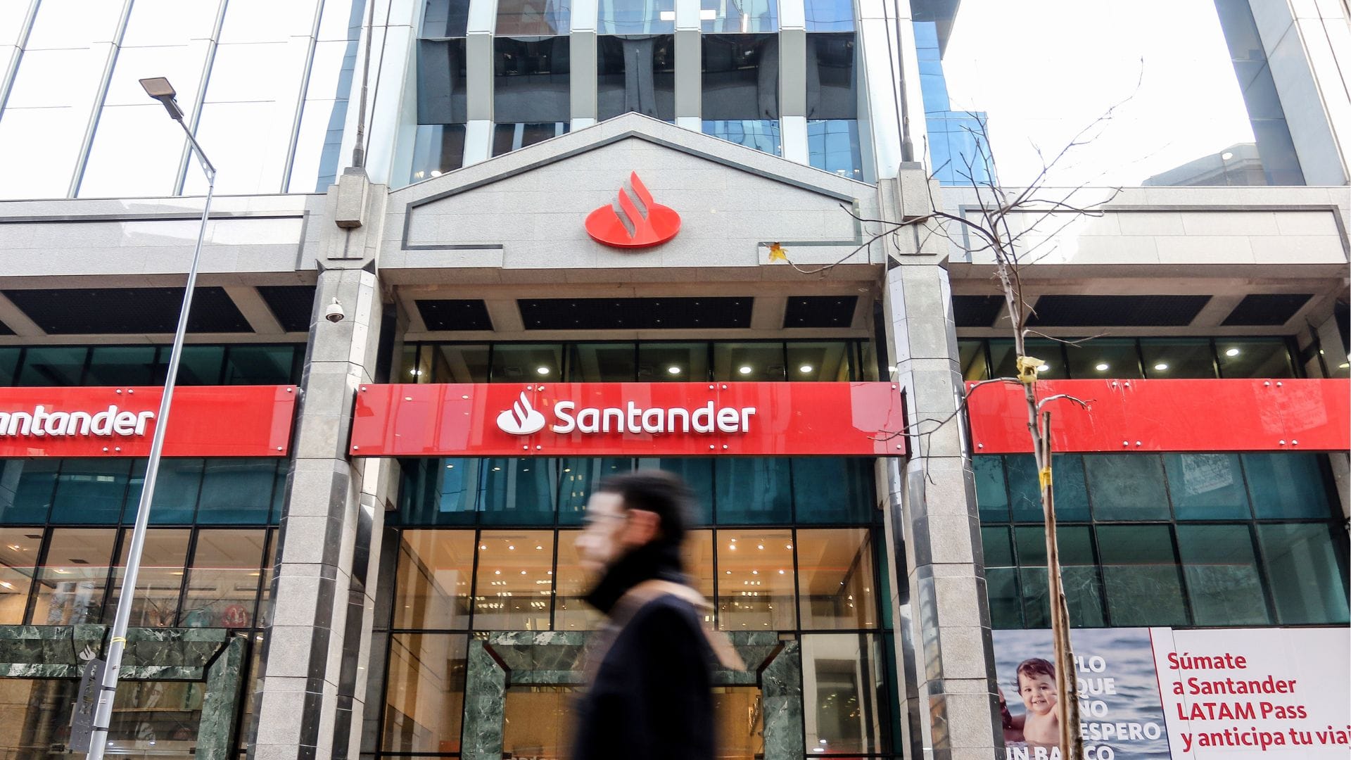 Hackeo afecta a Banco Santander: “Acceso no autorizado” a base de datos de clientes de Chile, España y Uruguay