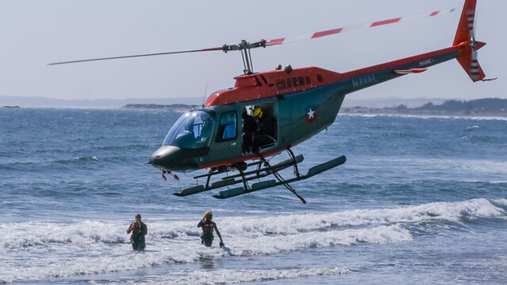 Funcionaria de la Armada cayó desde helicóptero en playa de Viña del Mar durante entrenamiento