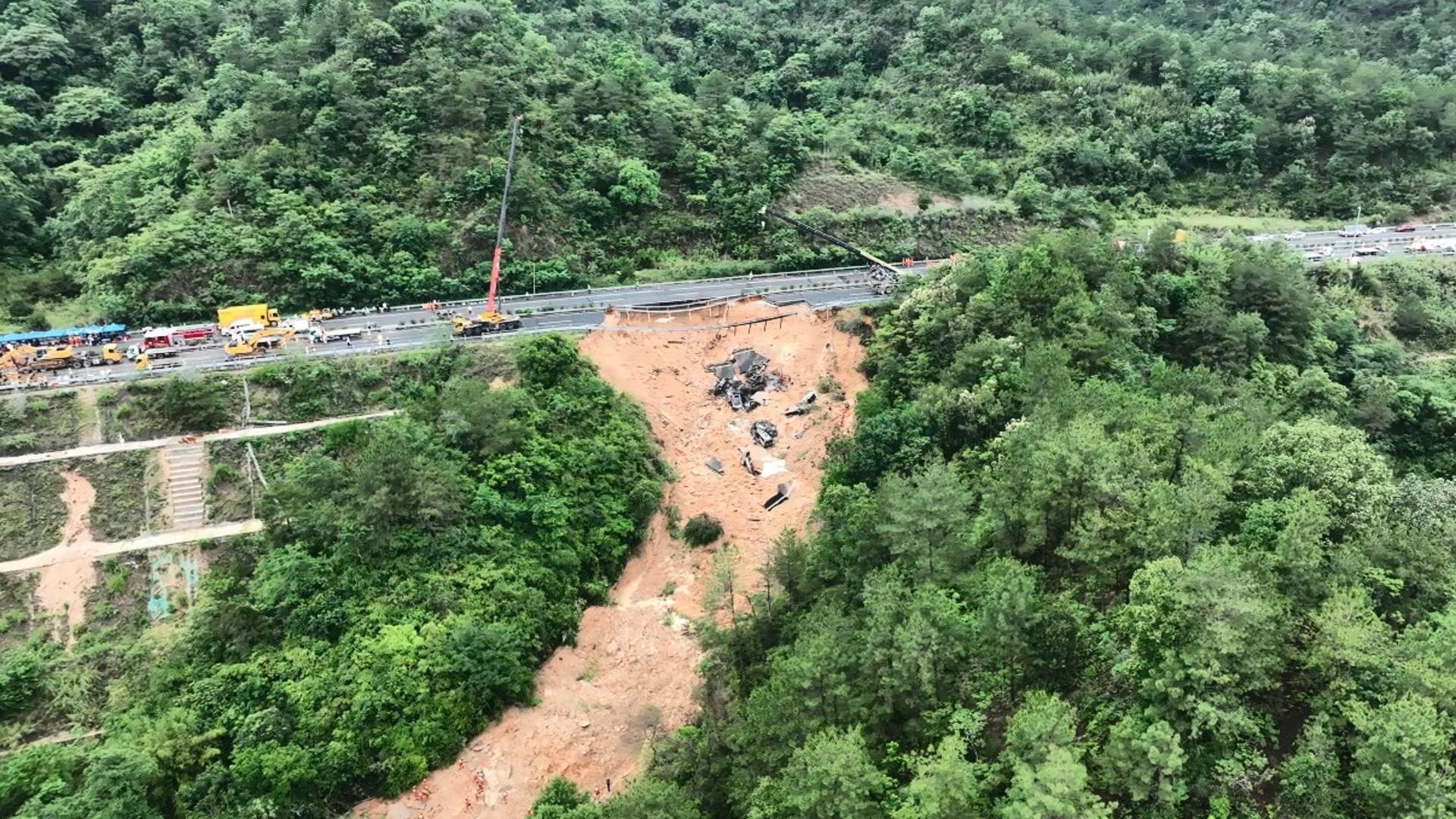 Autopista colapsó tras fuertes lluvias: Al menos 24 muertos y 30 heridos deja enorme derrumbe de carretera en China