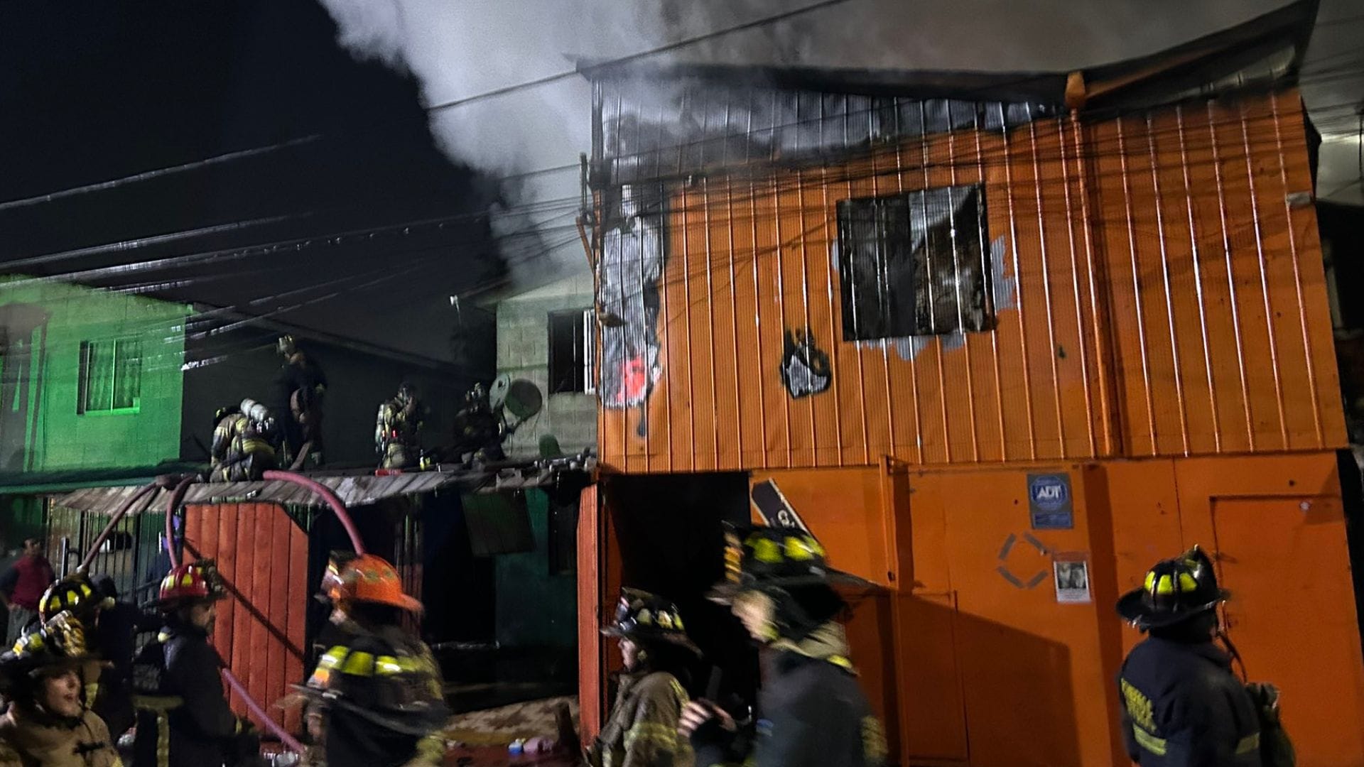 Incendio en Renca deja 14 damnificados y daños en 4 inmuebles
