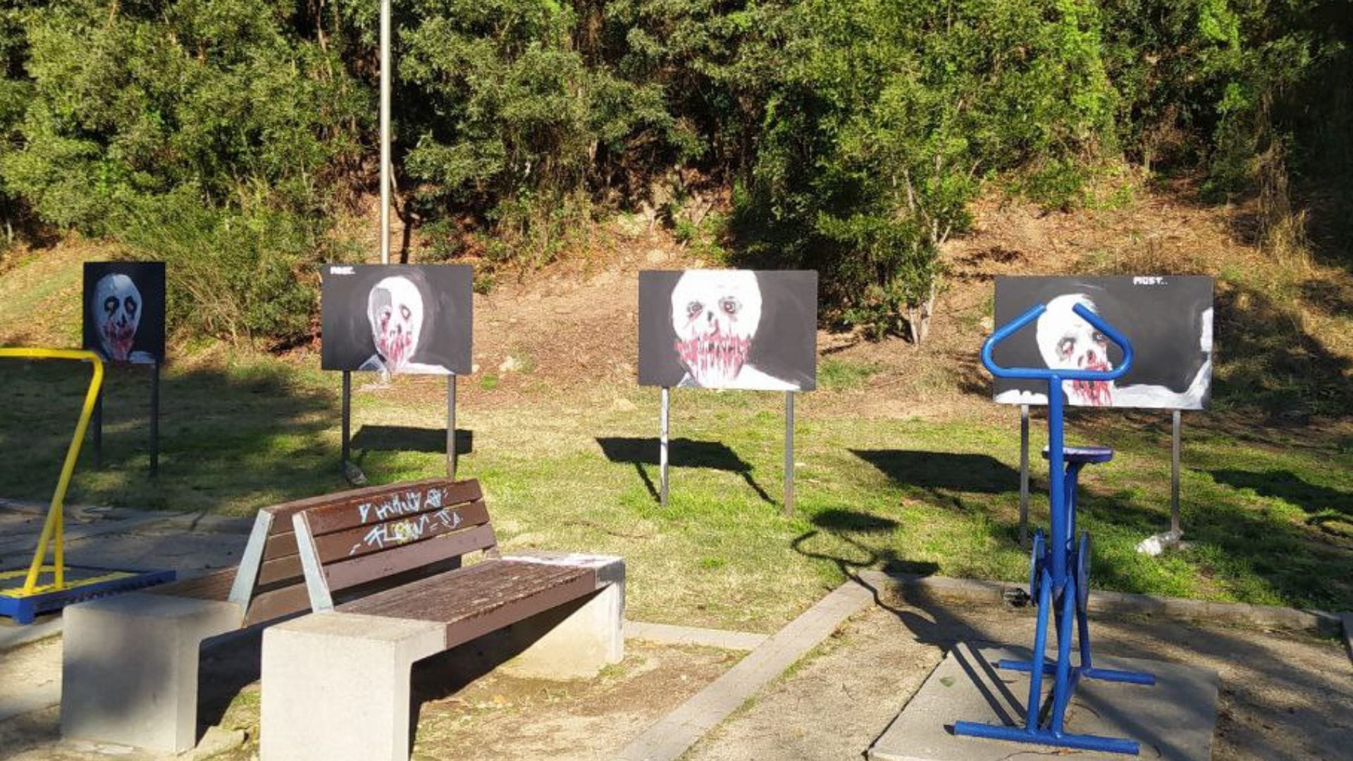 Las sórdidas pinturas que llaman la atención en el Parque Ecuador de Concepción