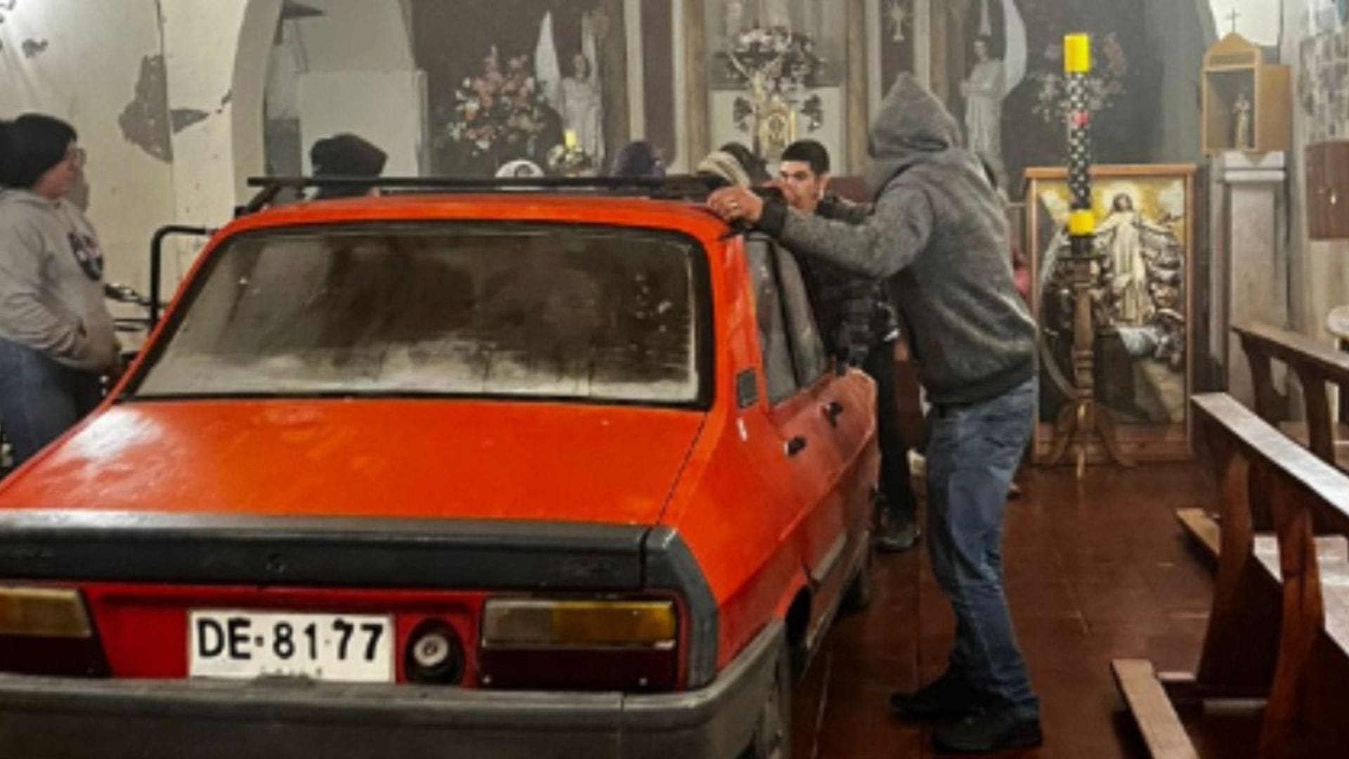 “Tenía delirios místicos”: Hombre estrelló su auto contra parroquia en San Vicente de Tagua Tagua