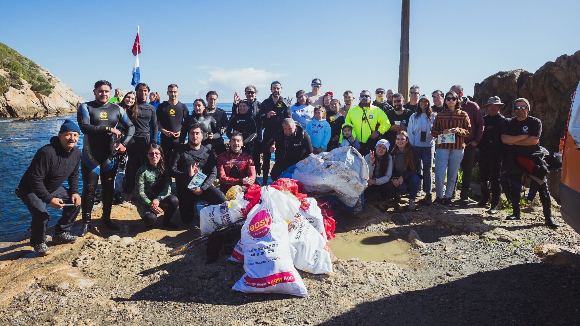 Voluntarios limpian fondo submarino de Caleta Chome