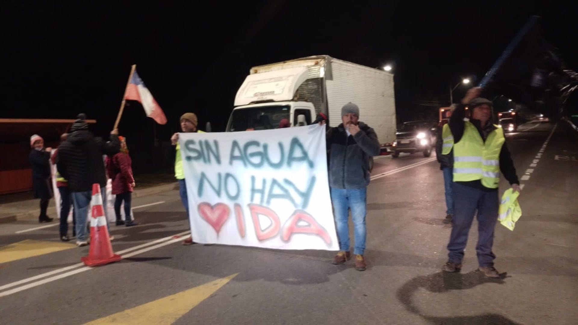 Llevan 11 días sin suministro: Vecinos de Valle de Patagual cortan Ruta de la Madera exigiendo solución a problemas de agua