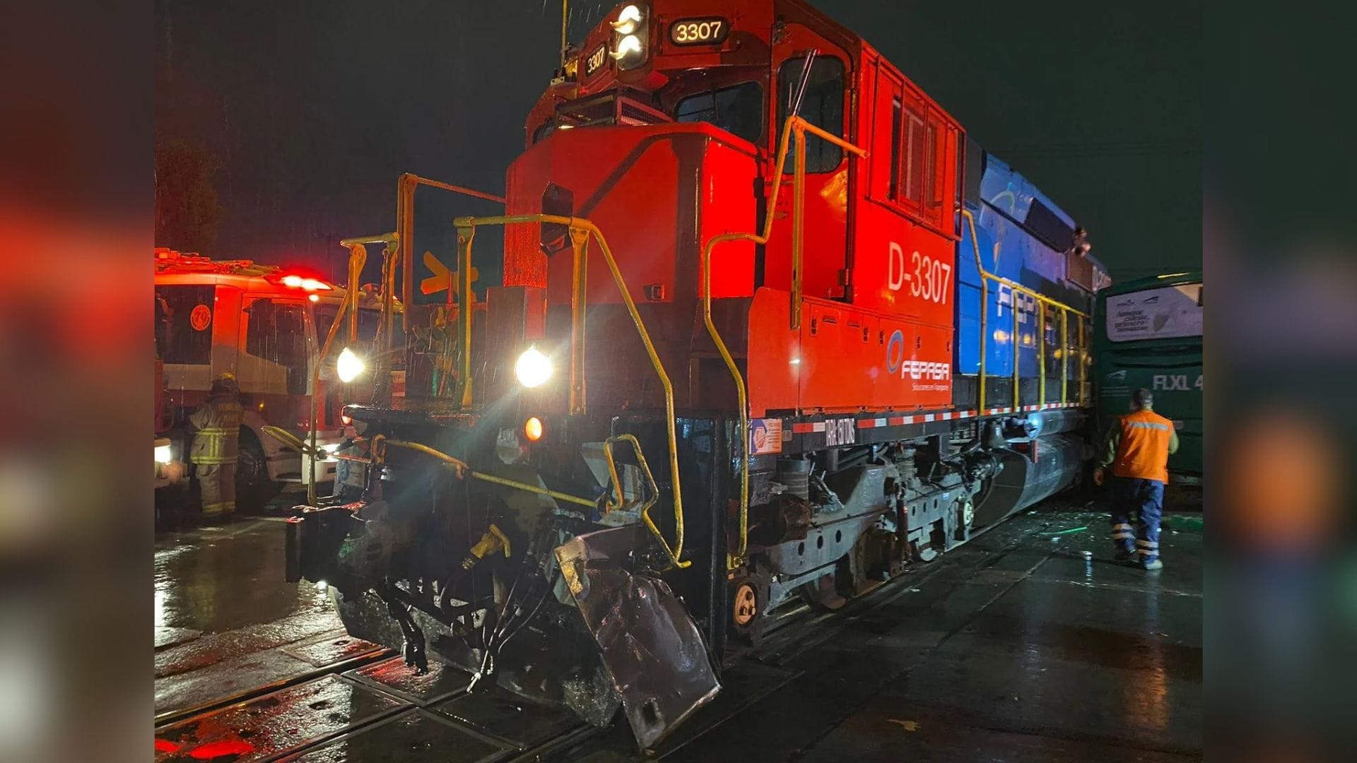 Tren de carga arrastró a bus del Transantiago en Maipú: Tres lesionados