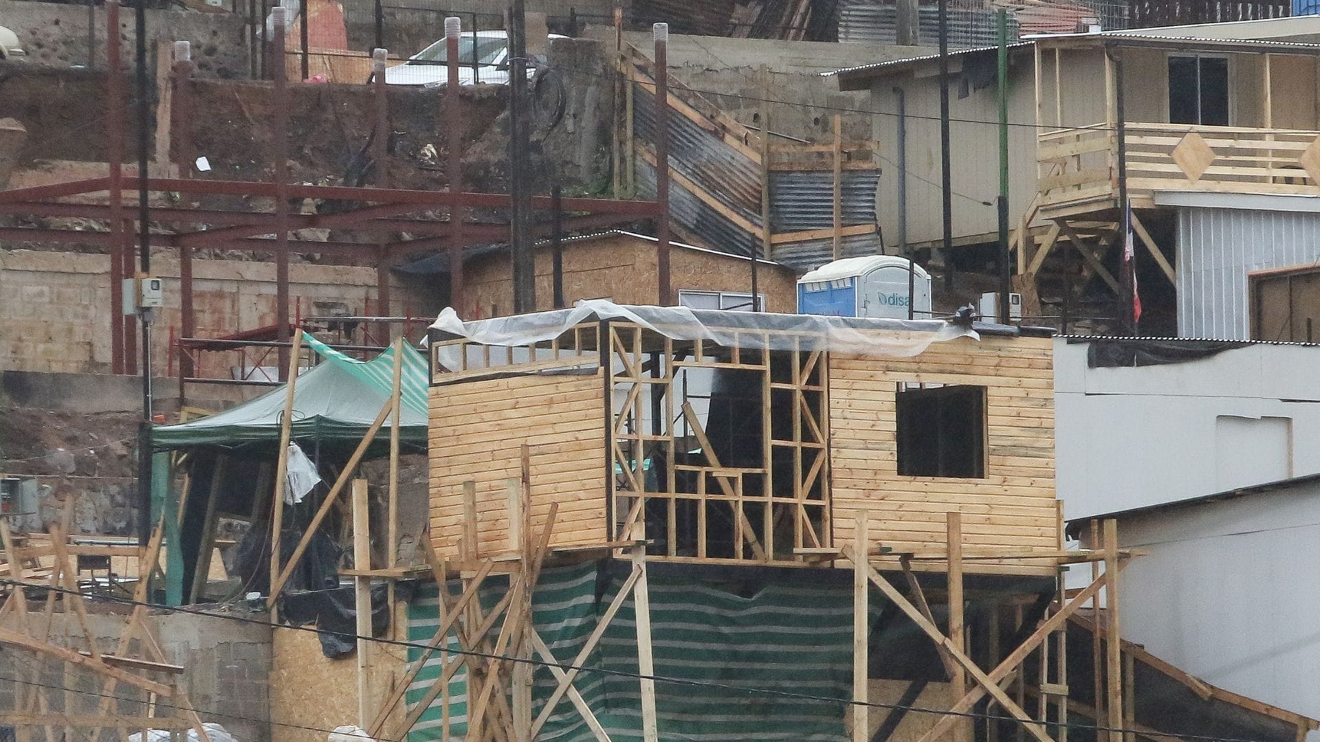 Mil 200 familias afectadas por incendios en Valparaíso rechazaron viviendas de emergencia