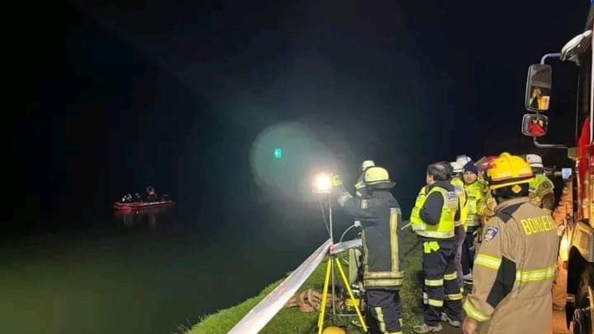 Conductor habría perdido el control: Dos personas fallecidas tras caer a bordo de auto al río en La Unión