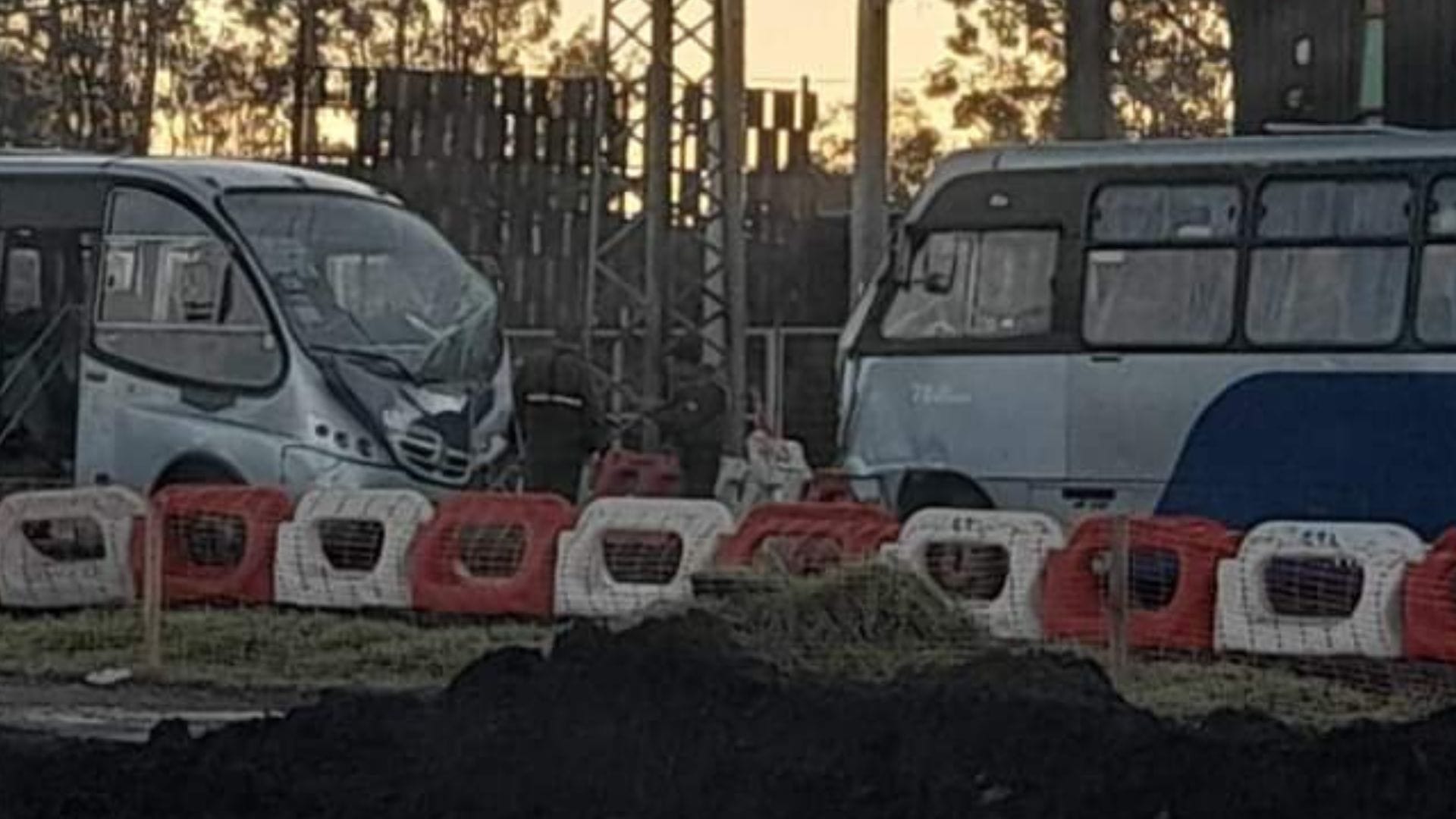 Dos micros chocaron de frente en Avenida Colón dejando siete lesionados