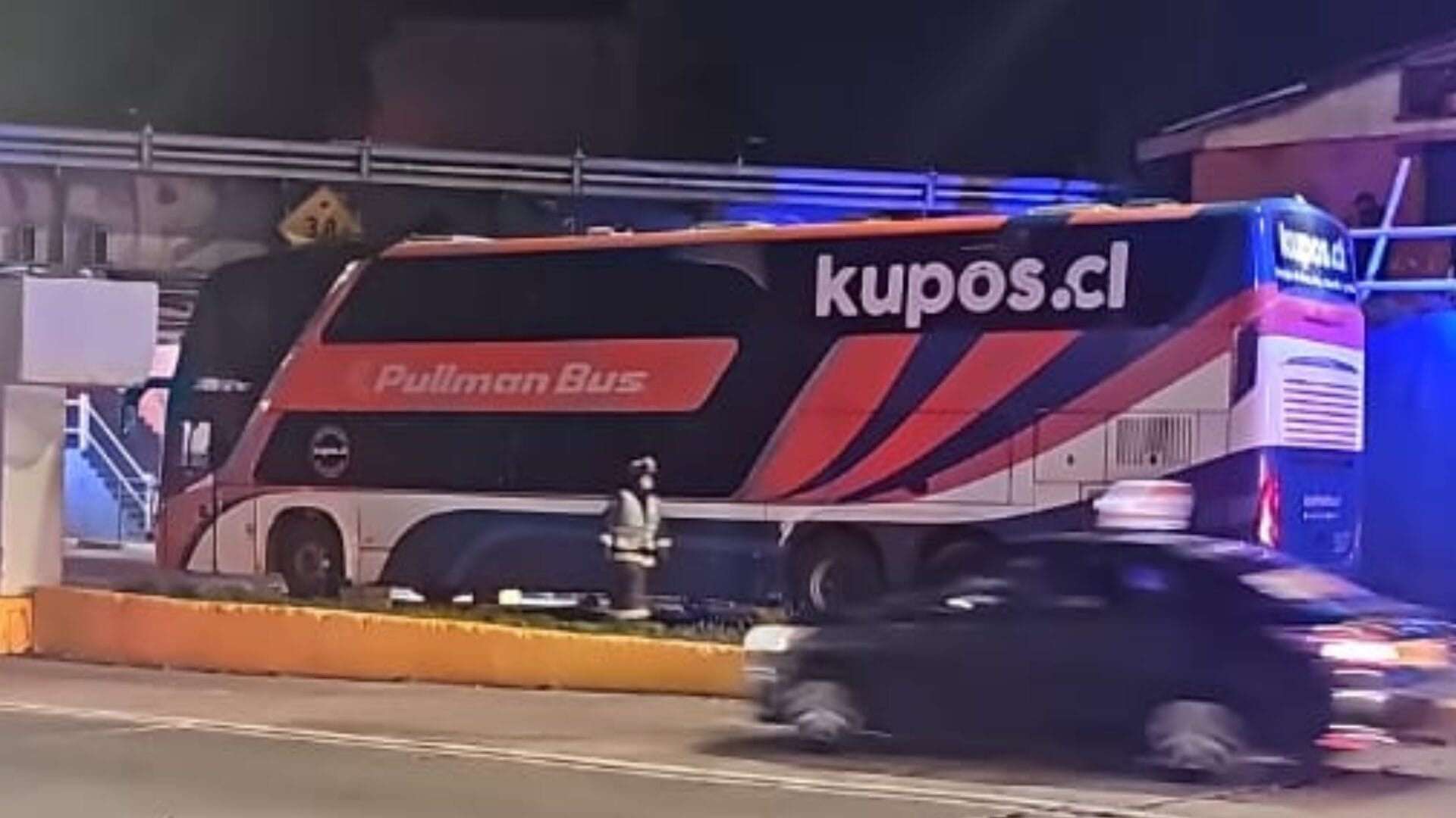 Bus quedó atrapado tras chocar contra puente ferroviario en San Bernardo