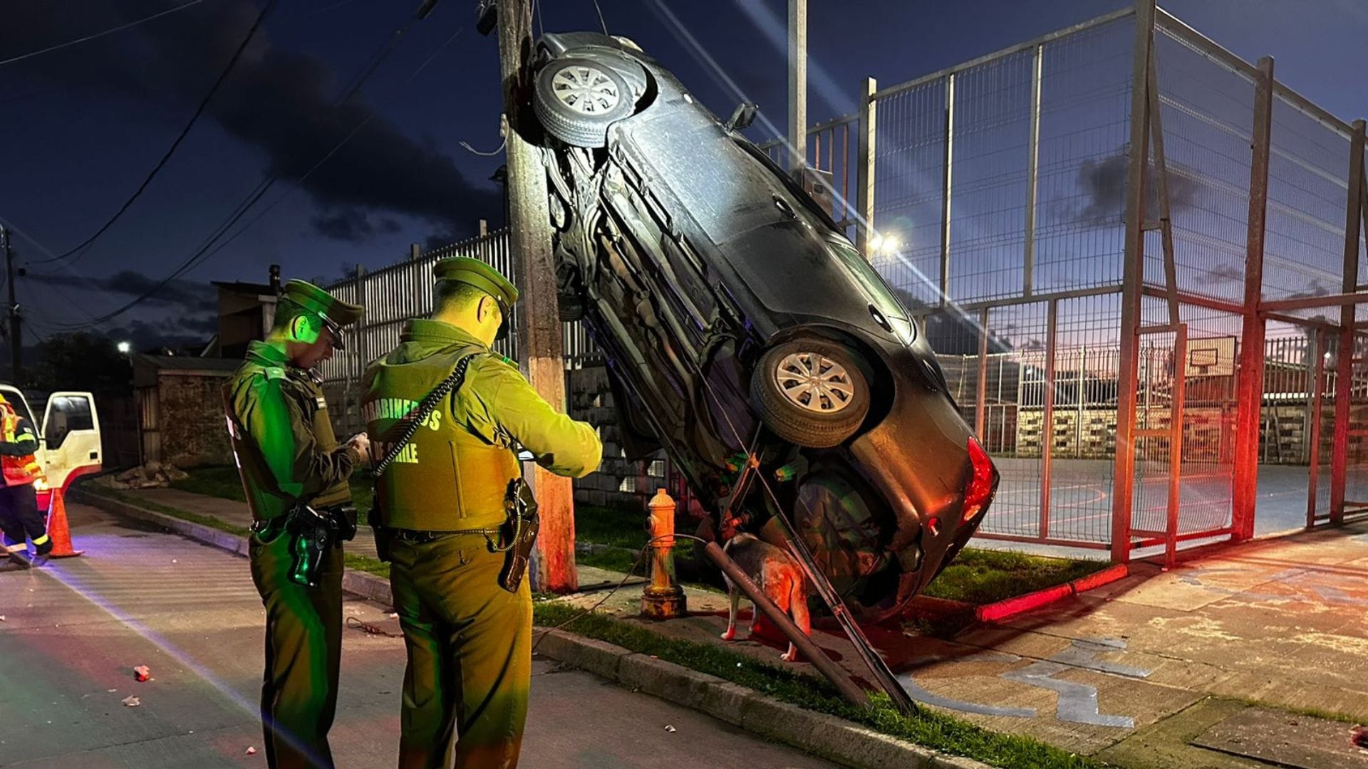 Auto quedó “colgado de un poste” en Talcahuano: Detienen a conductor que chocó tras intentar huir de Carabineros