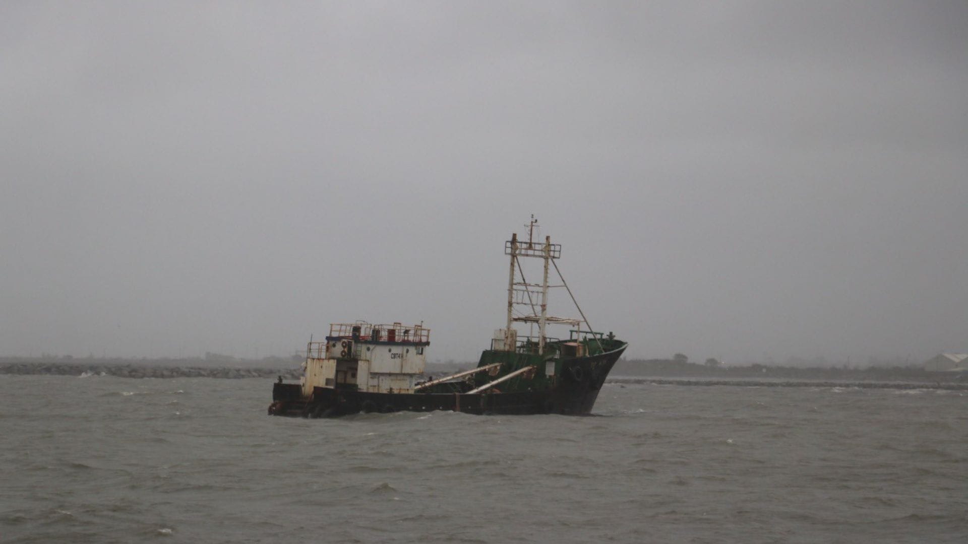 Los dos “buques fantasmas” varados por el sistema frontal frente a las costas de Talcahuano