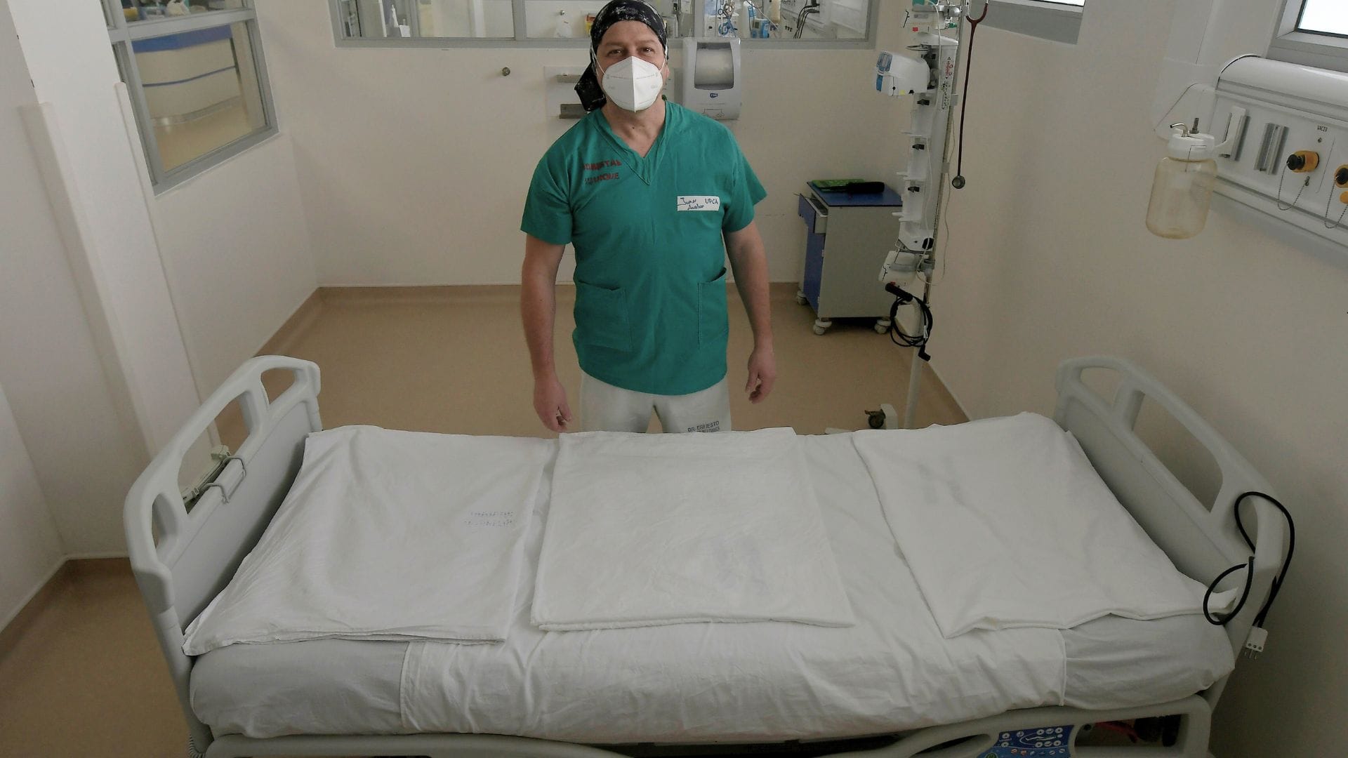Colmed advierte una “sobrecarga de camas” en el sistema público por alza de virus: Llaman a “cambiarle la cara al invierno”