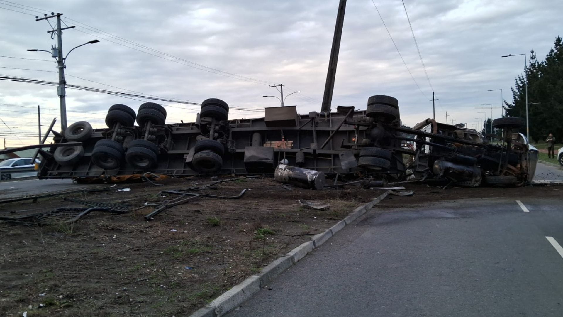 Camión vuelca en la Ruta 160: Quedó afirmado en poste que suministra luz a San Pedro de la Paz