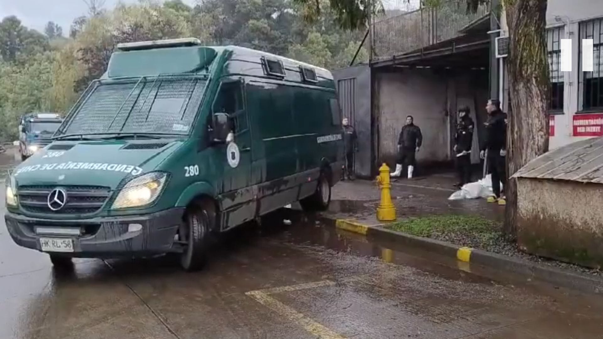 Trasladan a casi un centenar de reos desde cárcel de Mulchén por inundación y colapso de alcantarillas