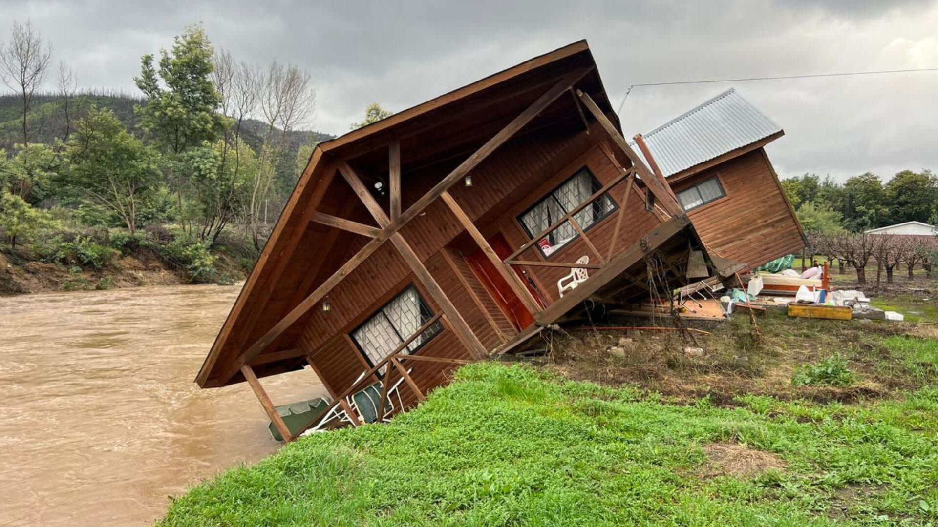 Tras aumento de caudal: Casa se encuentra a punto de caer al estero en Quillón