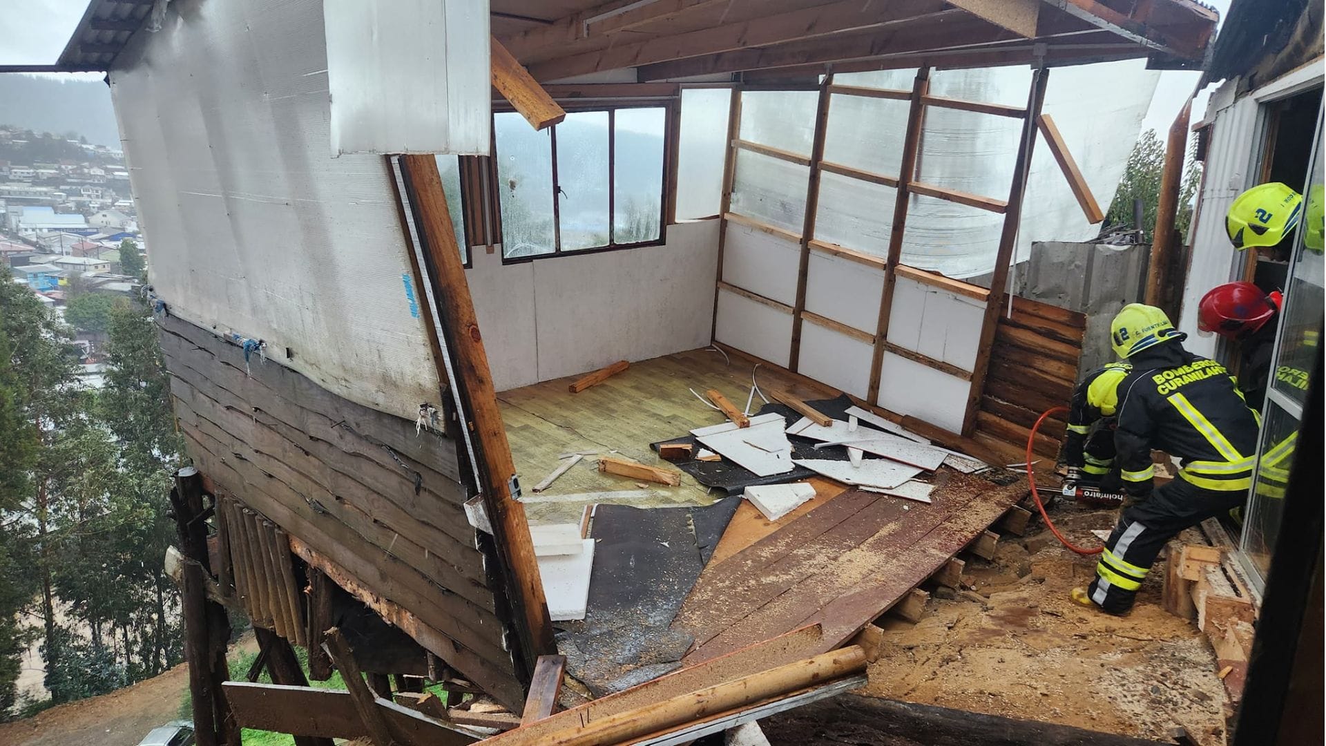 Derrumban casa en Curanilahue por socavón