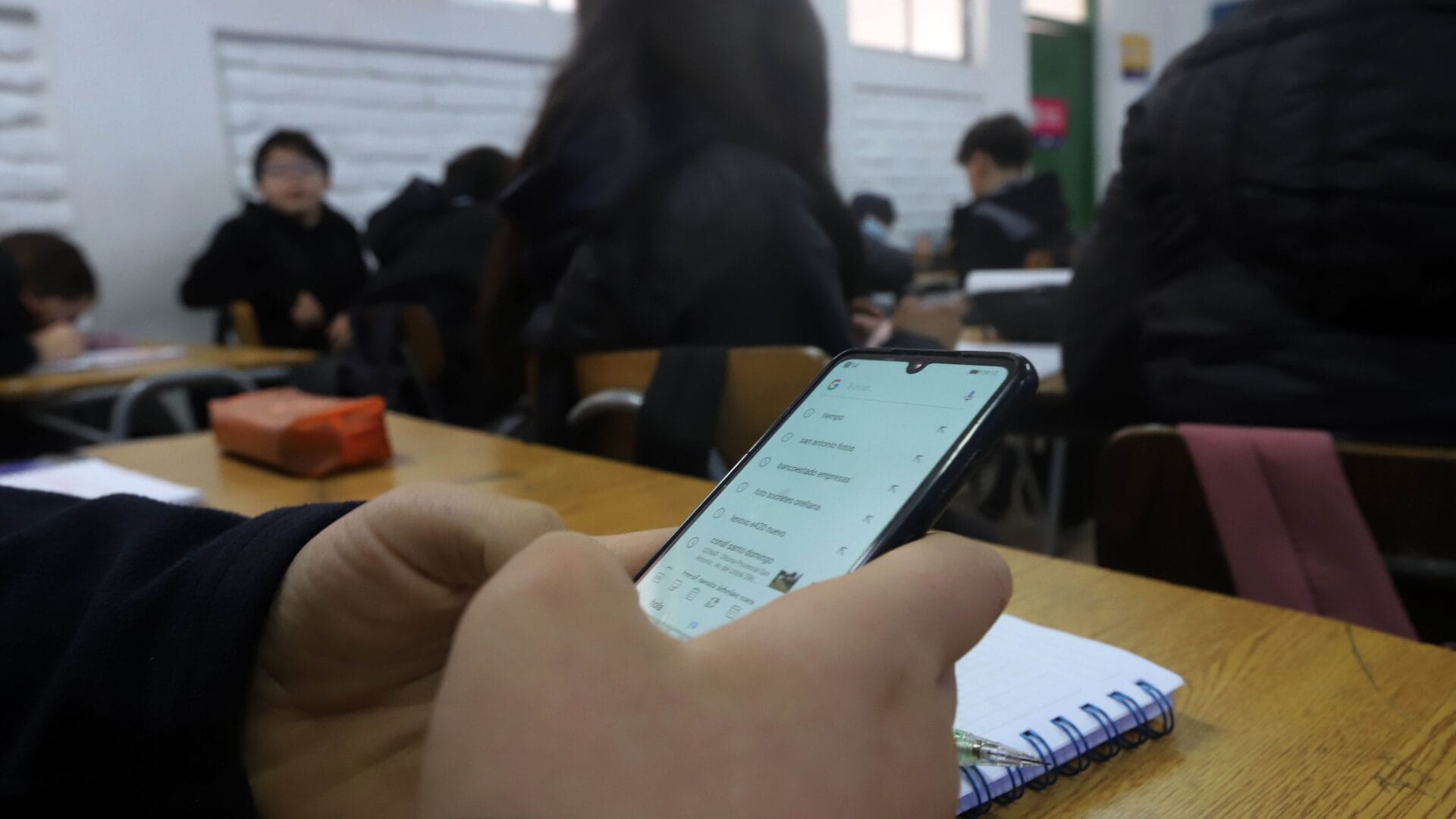 “Está provocando el bajo rendimiento académico”: Liceo de Alto Biobío prohibirá el uso de celulares