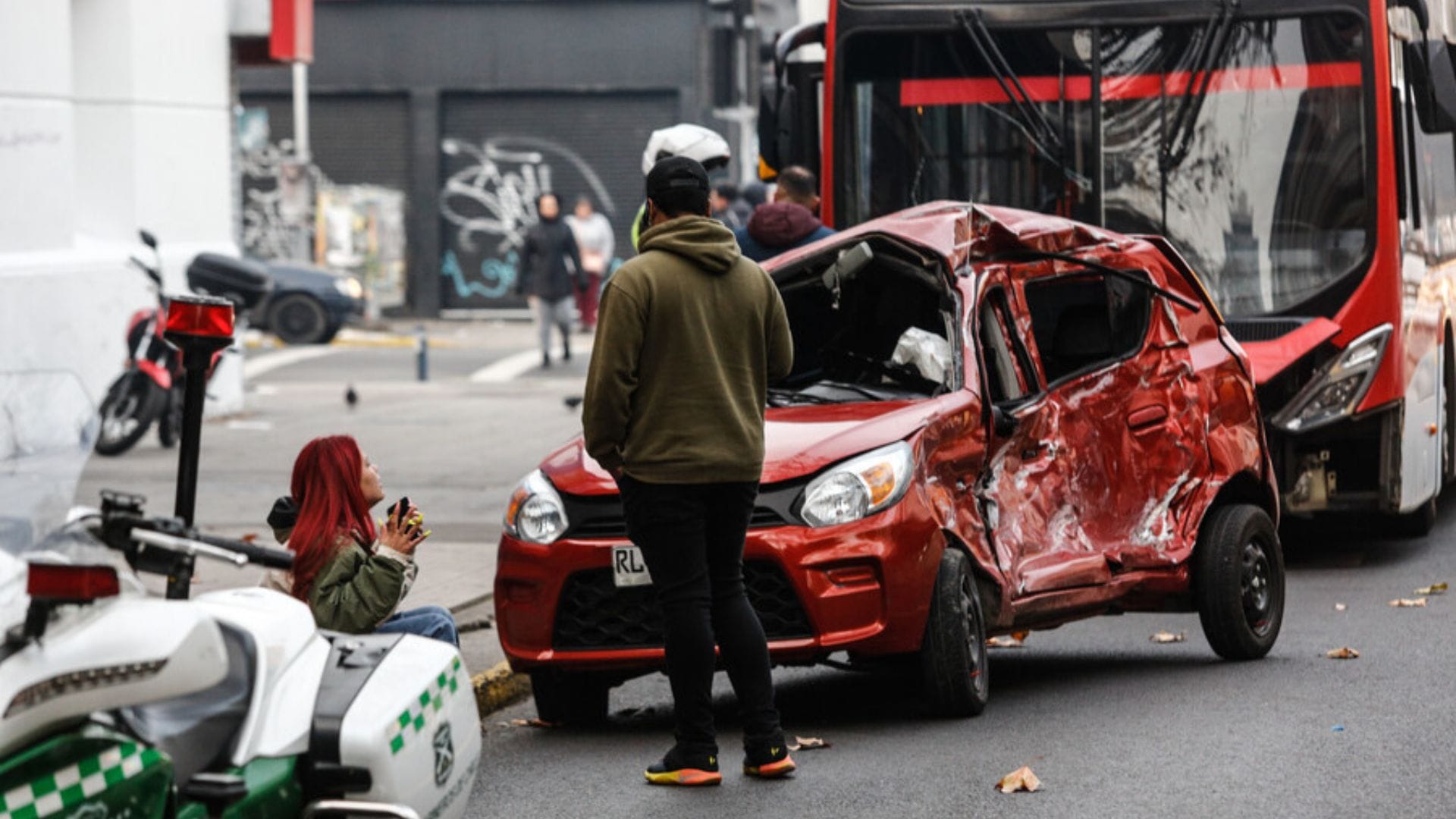 Choque entre bus del transporte público y auto deja dos heridos de gravedad en Santiago