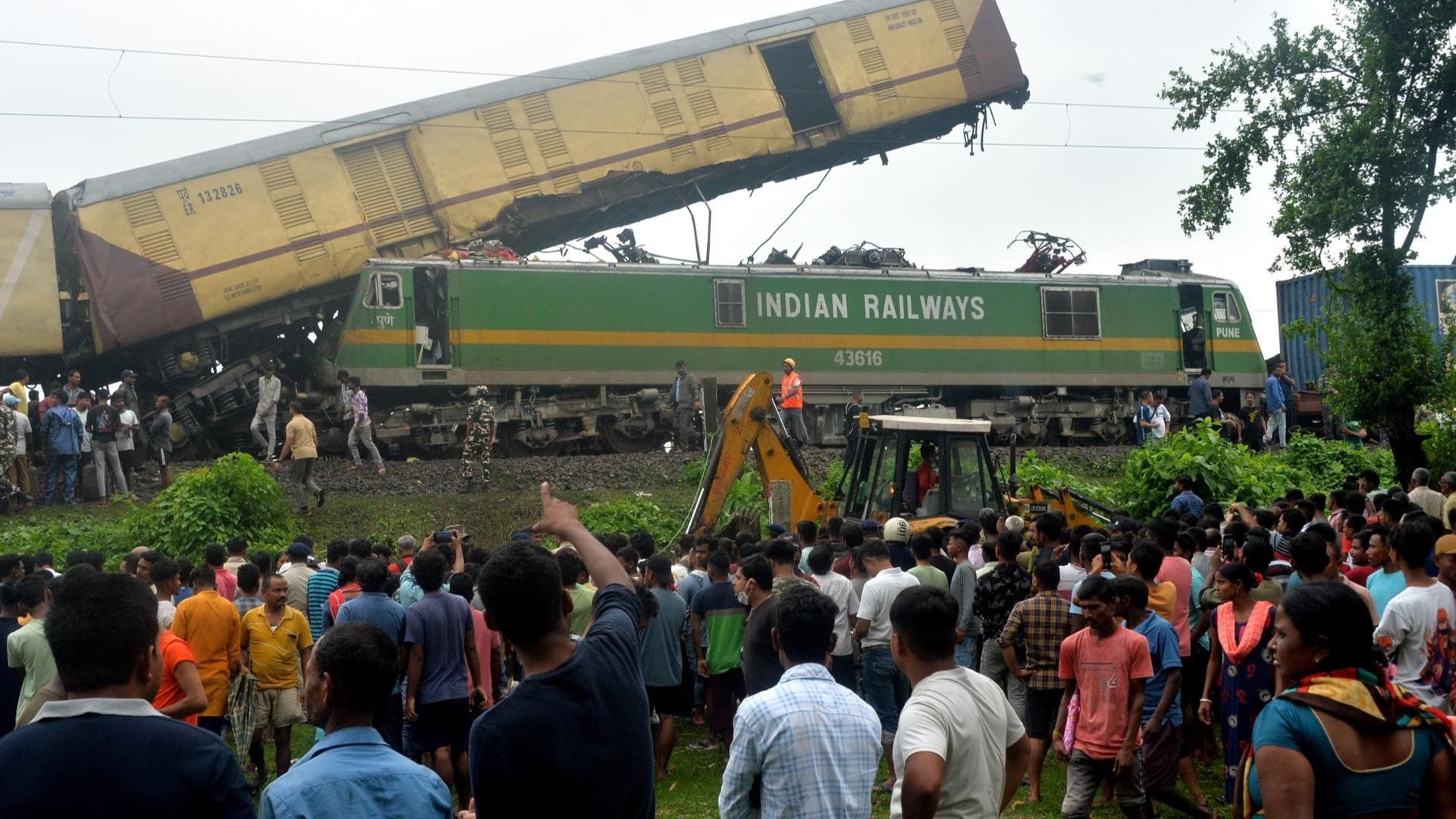 15 fallecidos y decenas de heridos deja choque de trenes en India