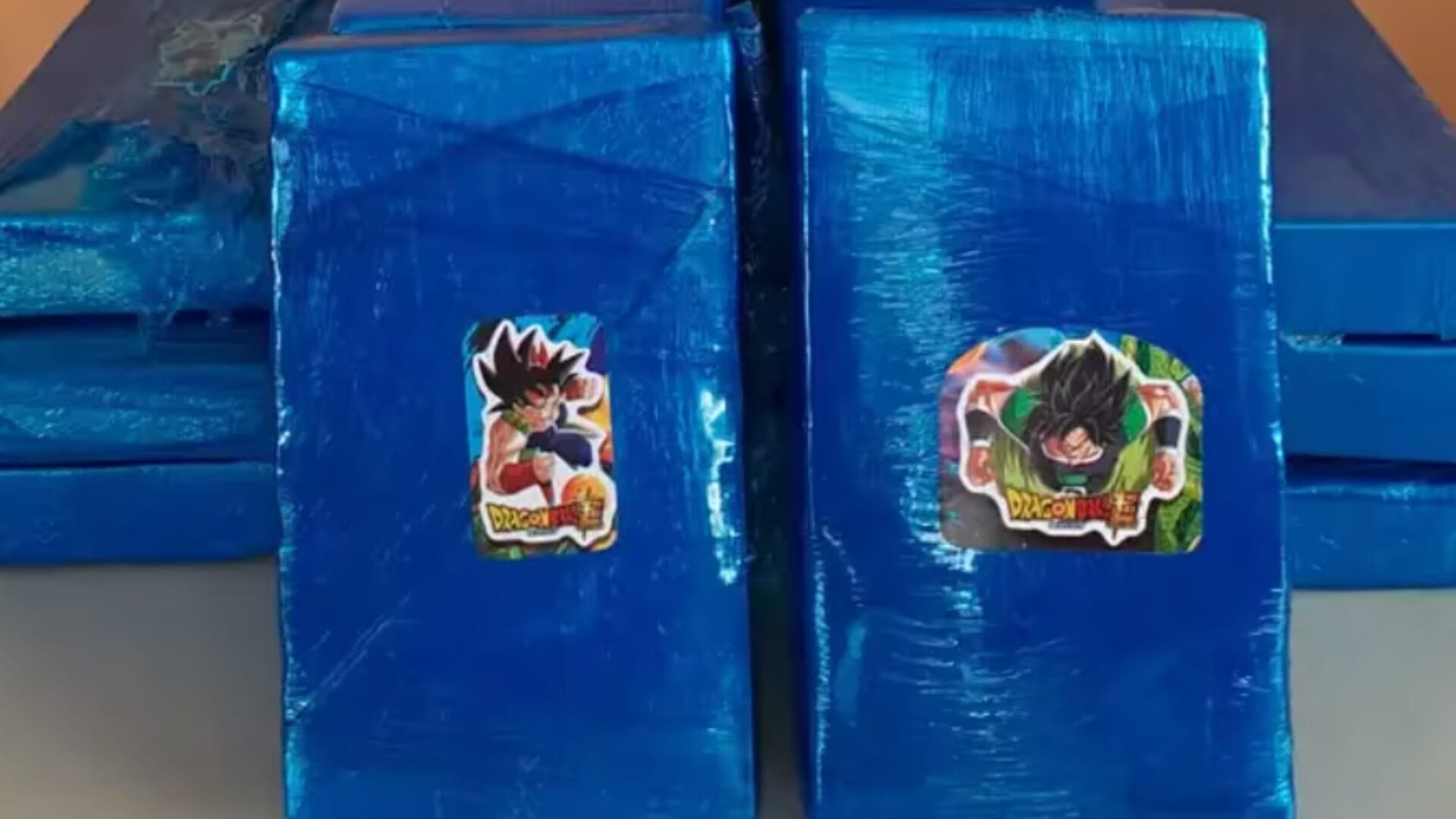 Mujer es detenida por transportar 17 paquetes de cocaína desde Calama hasta Santiago: Estaban envueltos con adhesivos de “Dragon Ball Super”