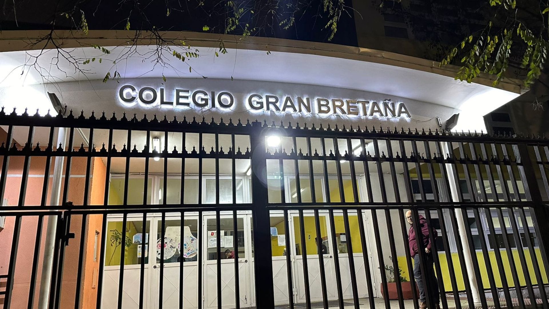 Detienen a vocal de mesa por insultos xenófobos en colegio Gran Bretaña