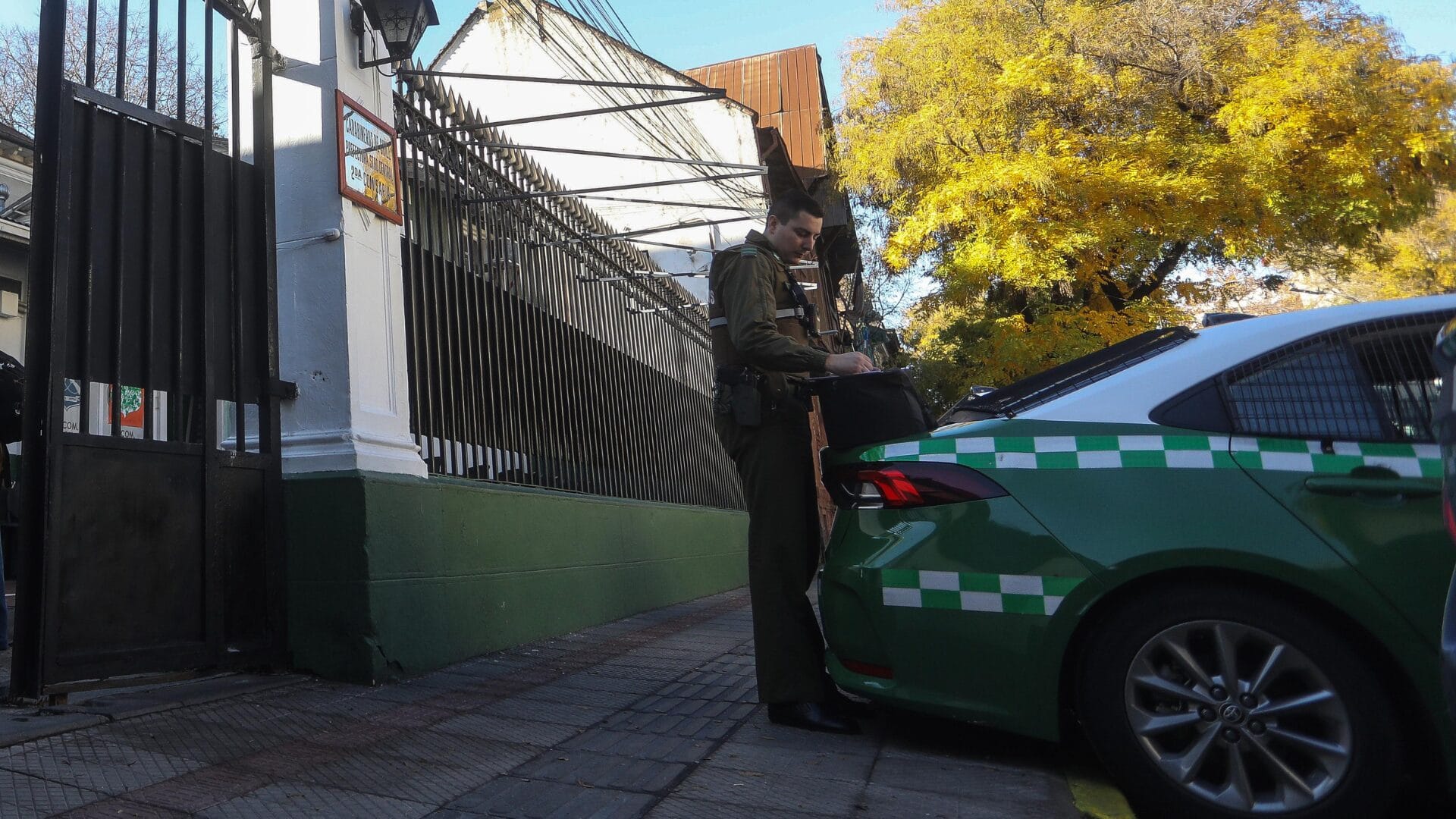Le tiraron martillo a la cabeza: Conductor sufrió encerrona cuando debía trasladar a funcionaria de Canal 13 en San Miguel