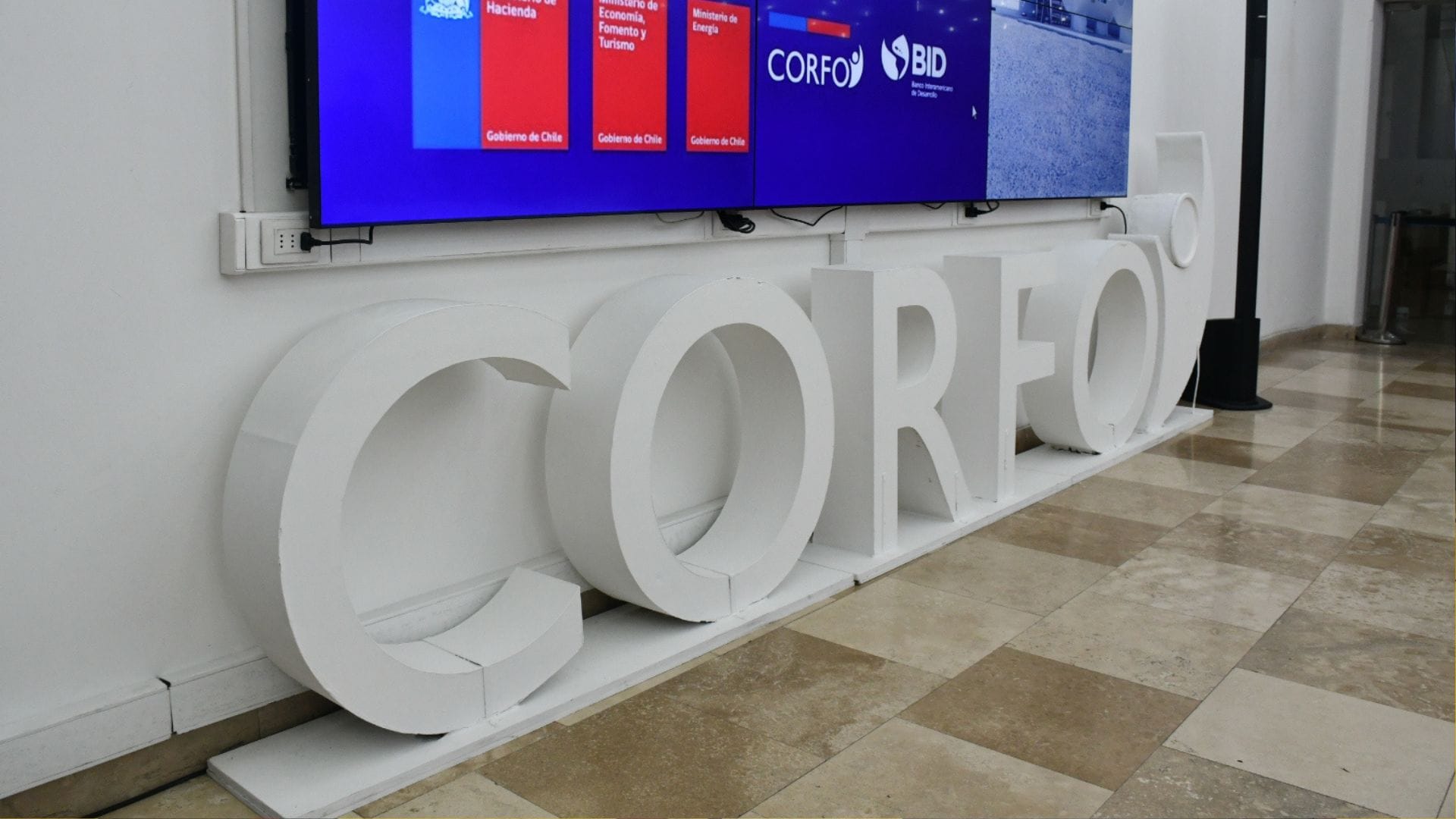 Delincuentes roban siete computadores de Corfo tras escalar edificio en Santiago