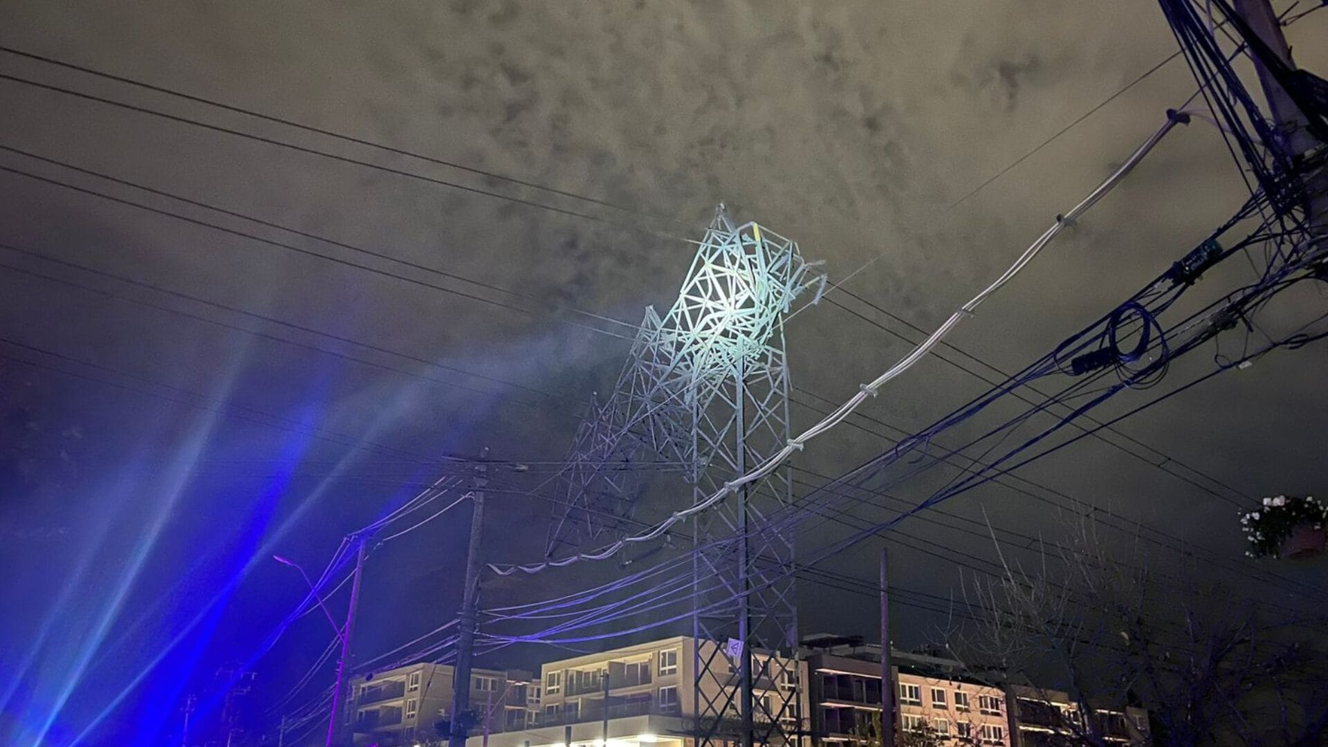 Corte de luz afectó a más de 400 mil personas en la Región Metropolitana: Árbol habría caído sobre torre de alta tensión