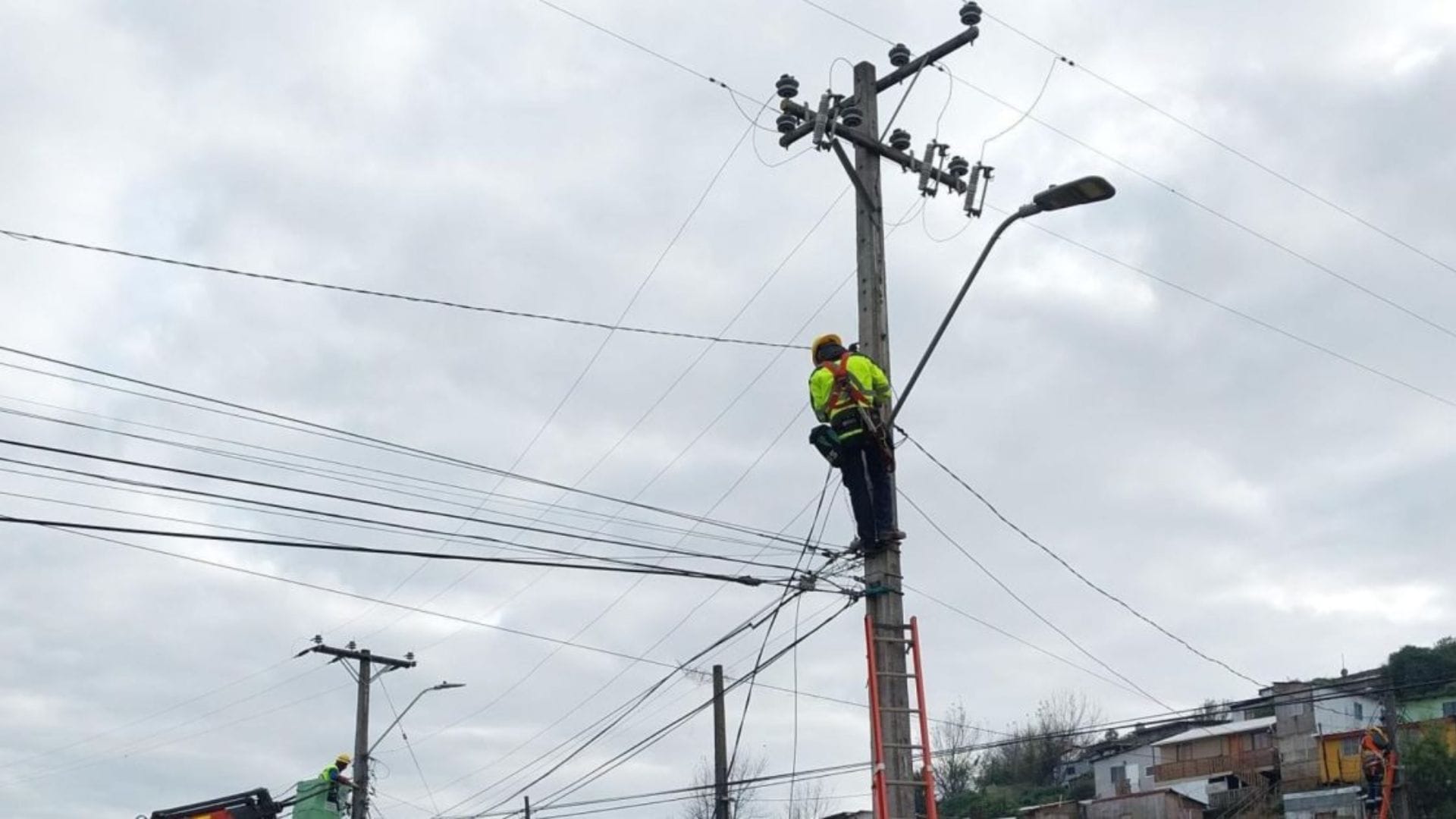 Activan medidas preventivas ante posibles cortes de luz en el Biobío por sistema frontal