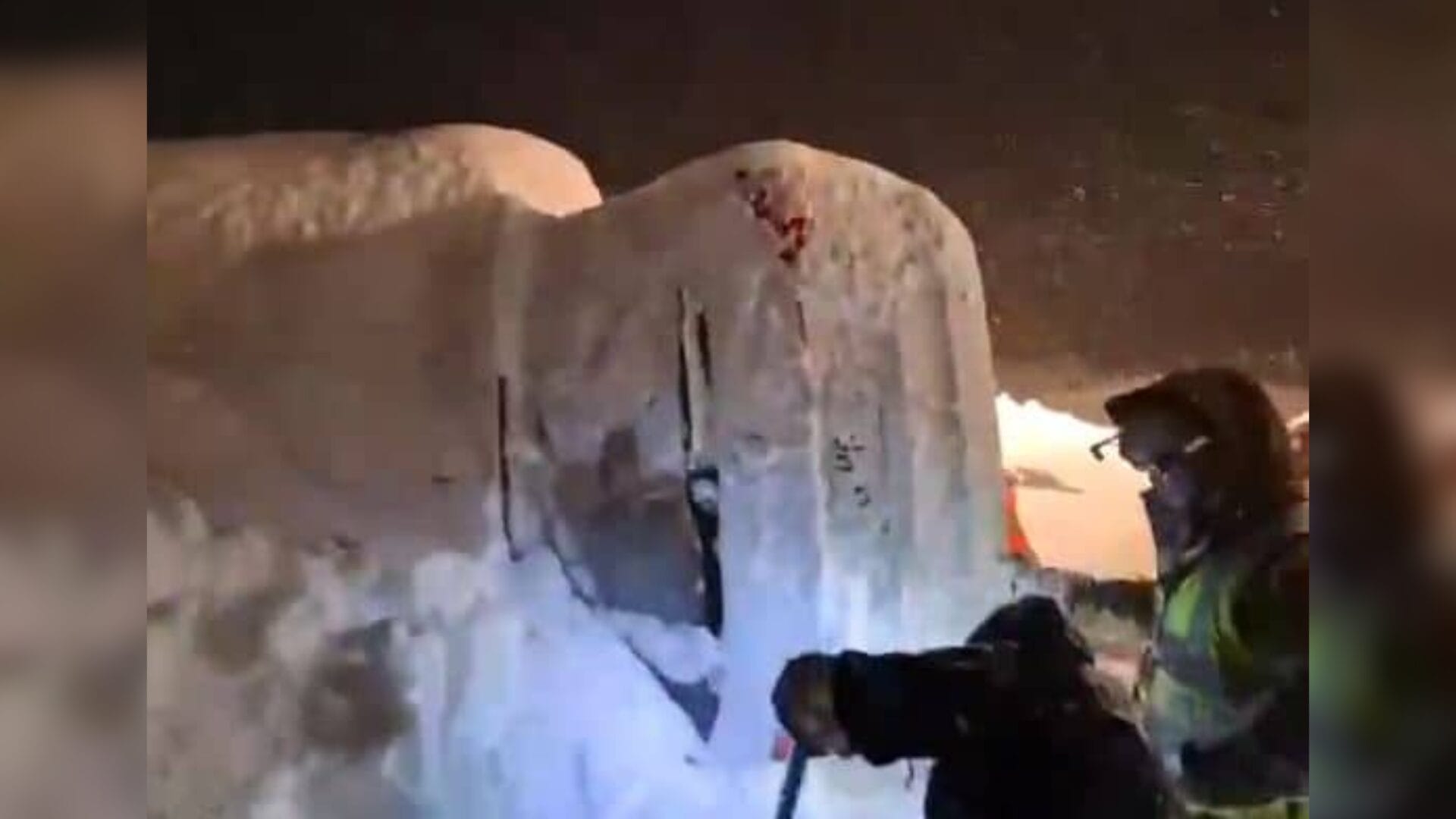 Rescatan a persona desde vehículo sepultado por la nieve