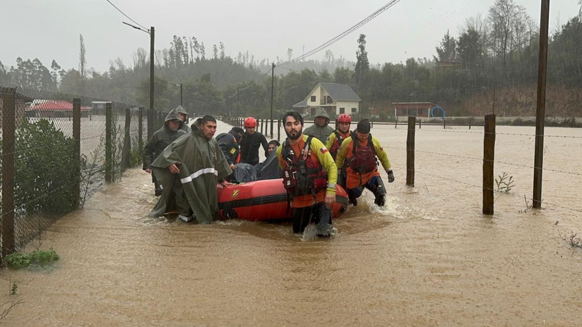 Vecinos escapan en bote del desborde del Río Andalién: Preocupación por sus hogares y animales