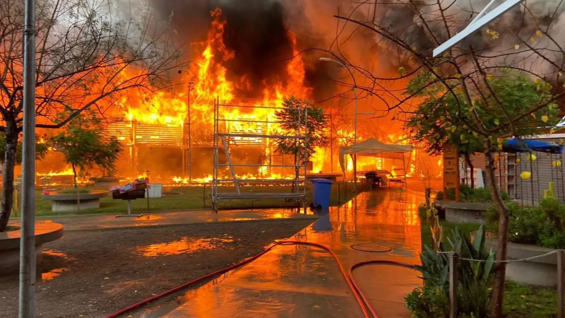 Devastador incendio destruye más de 200 comercios en mercado de Illapel: Se reactivan las llamas
