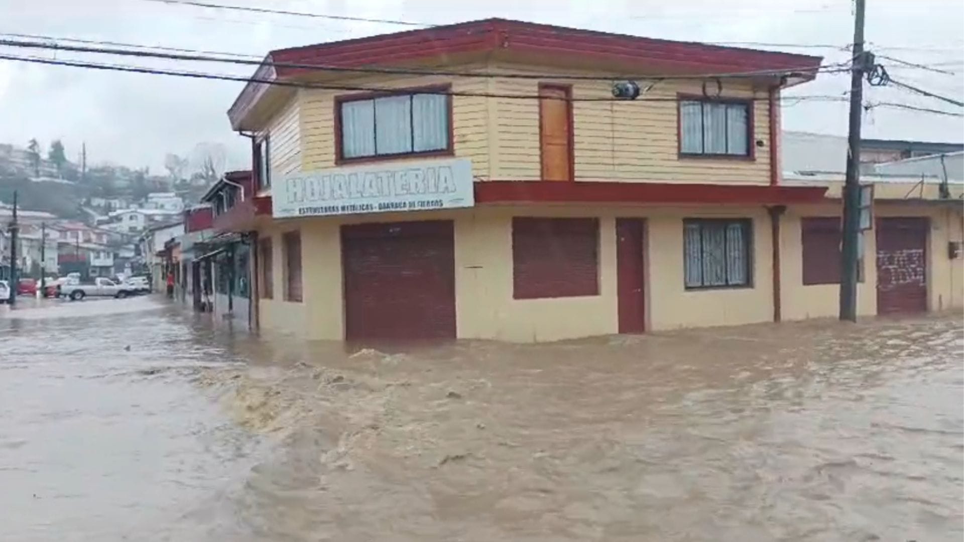 “El centro es un río”: Calles de Lota se inundan tras el desborde de cauces