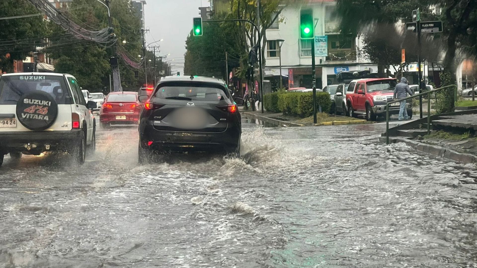 En Concepción la gente se moja más por los autos que por la lluvia; ¿qué dice la ley del tránsito?
