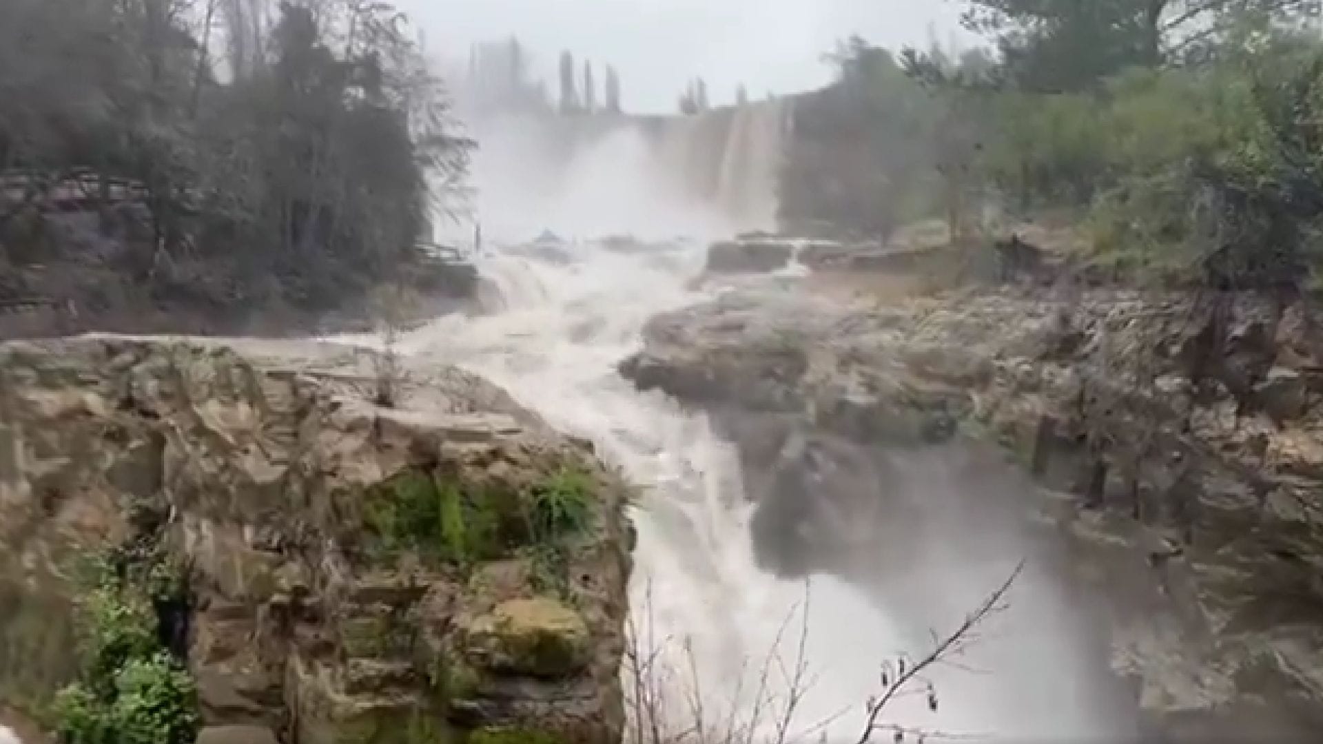 Alerta Amarilla para seis comunas del Biobío por crecida del río Laja: 259 colegios sin clases