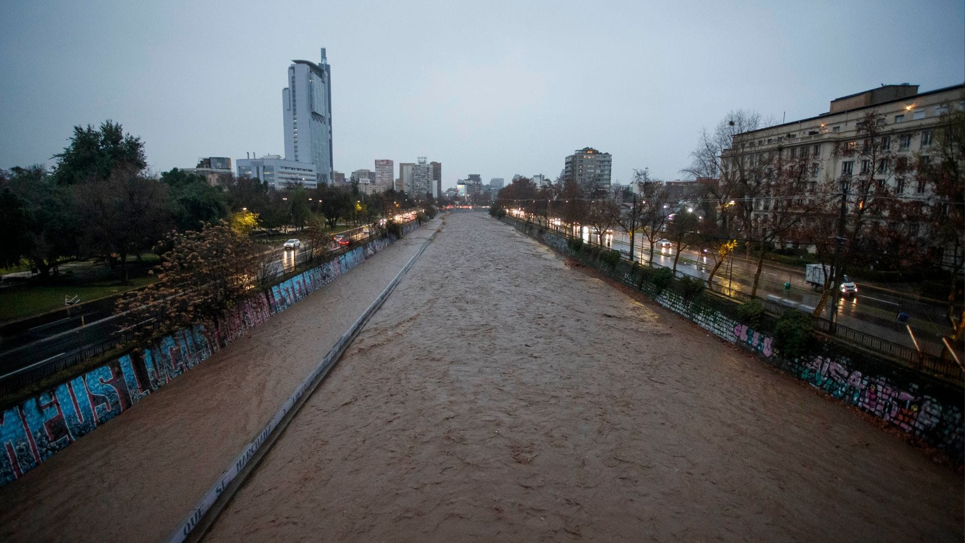 Accidente en Providencia: Vehículo vuelca cerca de la orilla del Río Mapocho