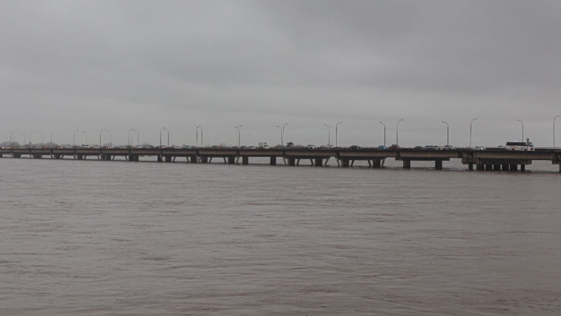 Rescatan a delincuentes que se lanzaron al río Biobío para huir de Carabineros: Cometieron “portonazo” en Concepción