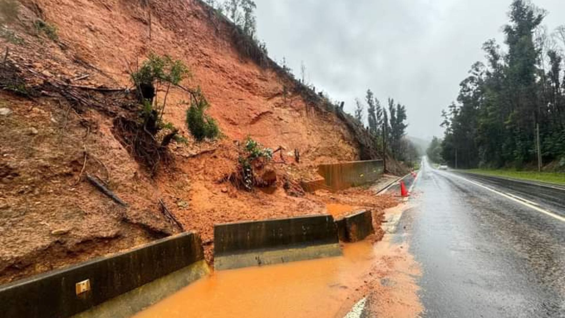 Cierran tramo de la Ruta de la Madera por remociones en masa tras paso del sistema frontal