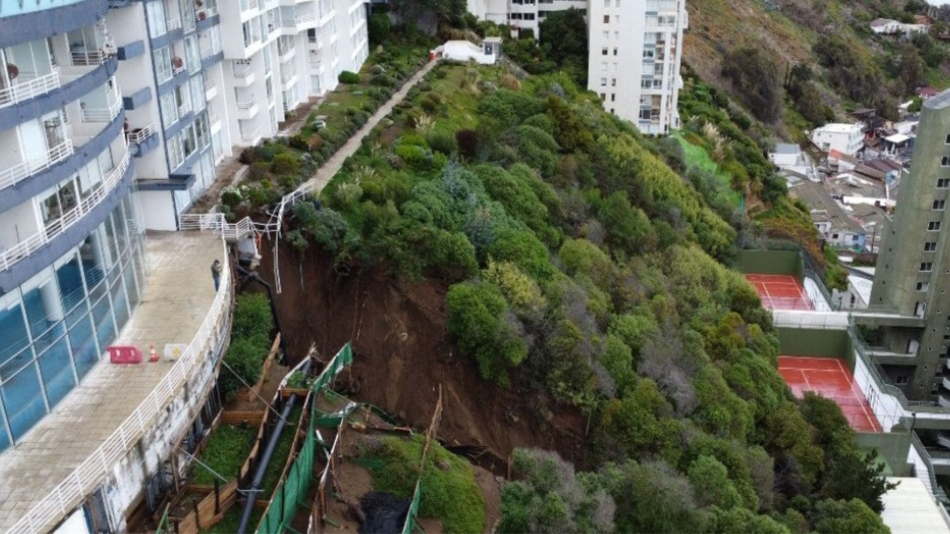 Nuevo socavón en Reñaca: Evacuan otro de los edificios construidos sobre dunas en medio de temporal