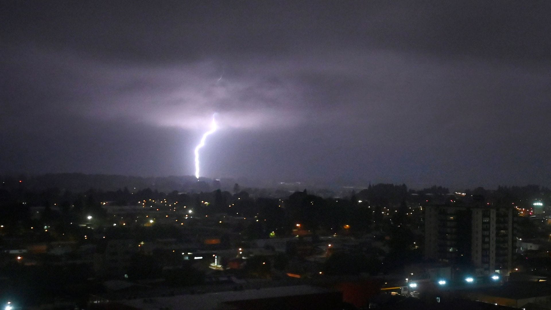 Emiten aviso de tormentas eléctricas para cinco regiones del país: Así afectarían al Biobío