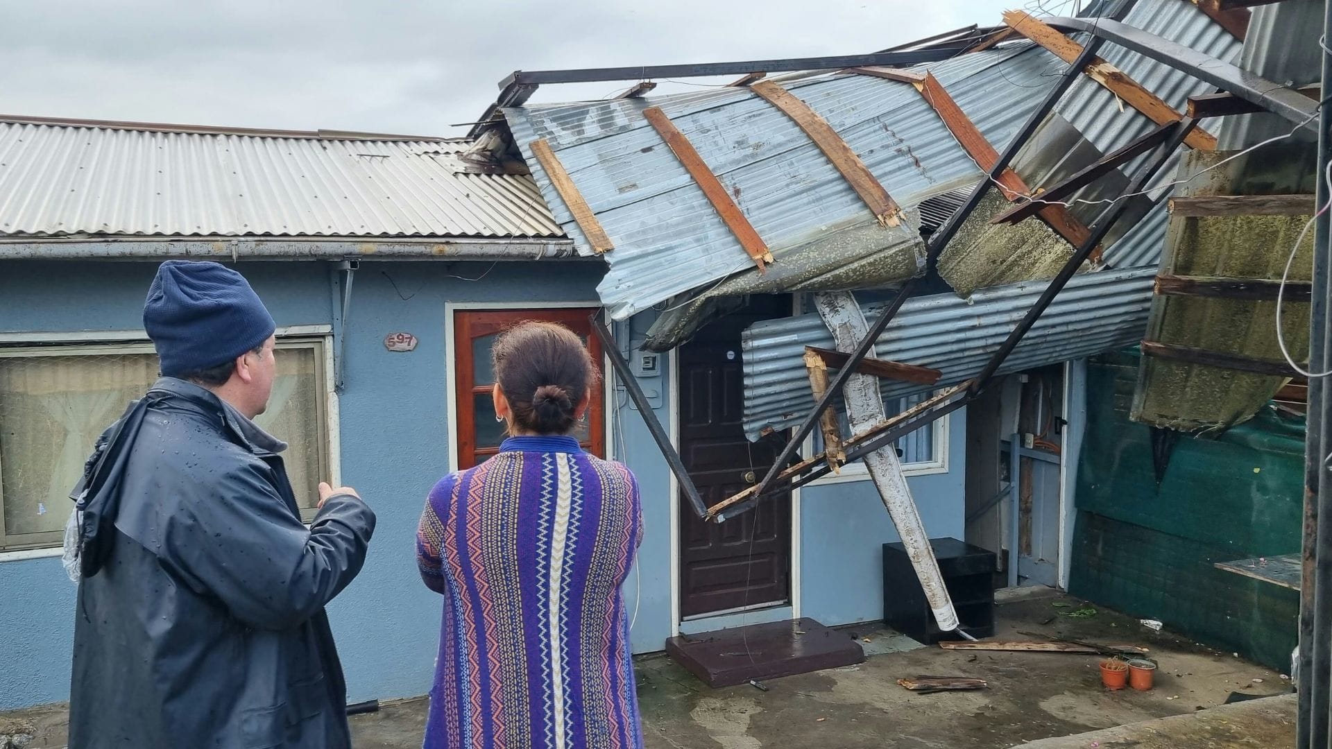 “Terrorífico”: Vecina afectada relata los daños en su vivienda por tornado en Penco