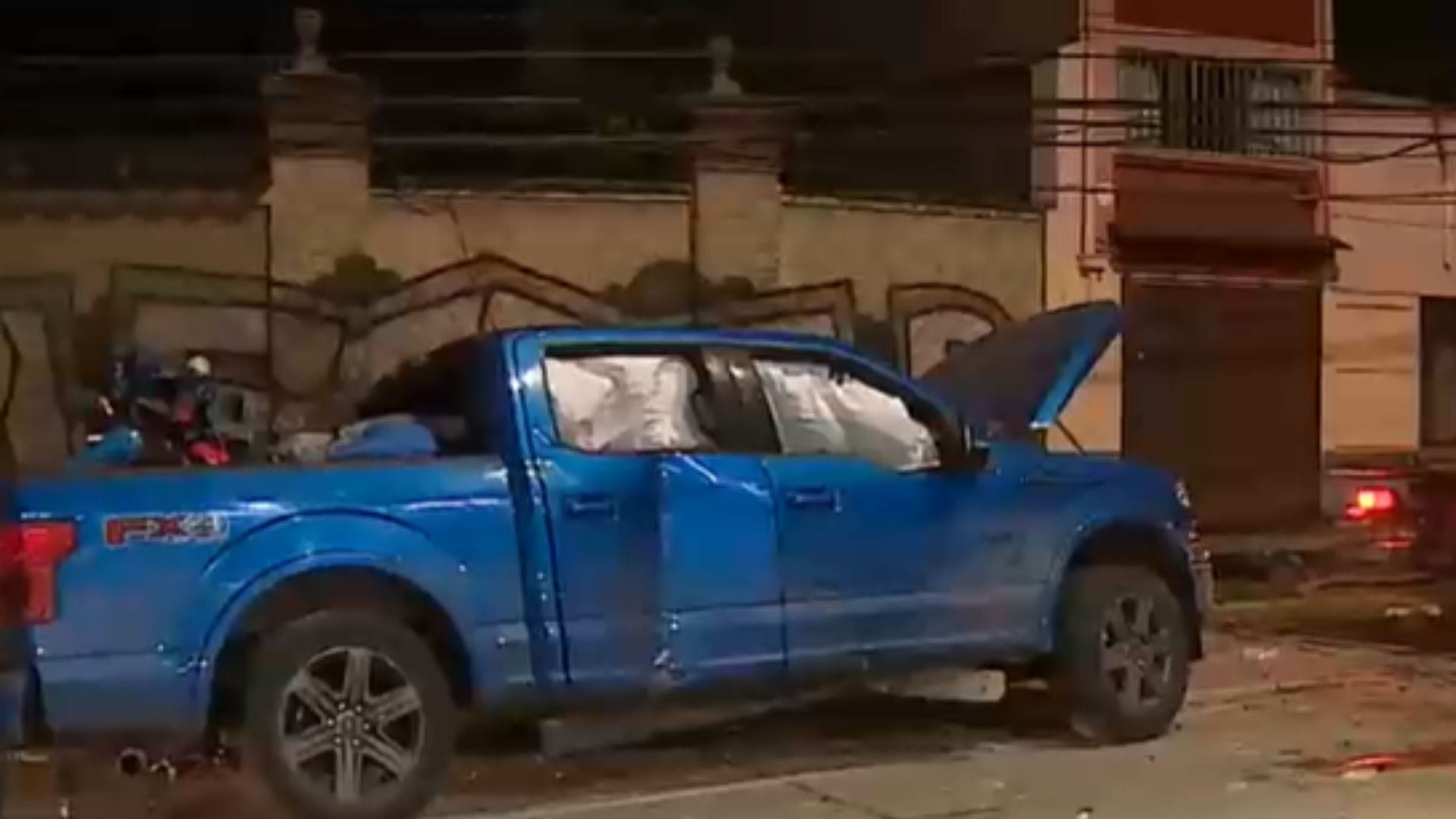 Dos detenidos dejó persecución en Santiago: Auto derribó dos postes en su escape y tenía 18 espejos de vehículos en su interior