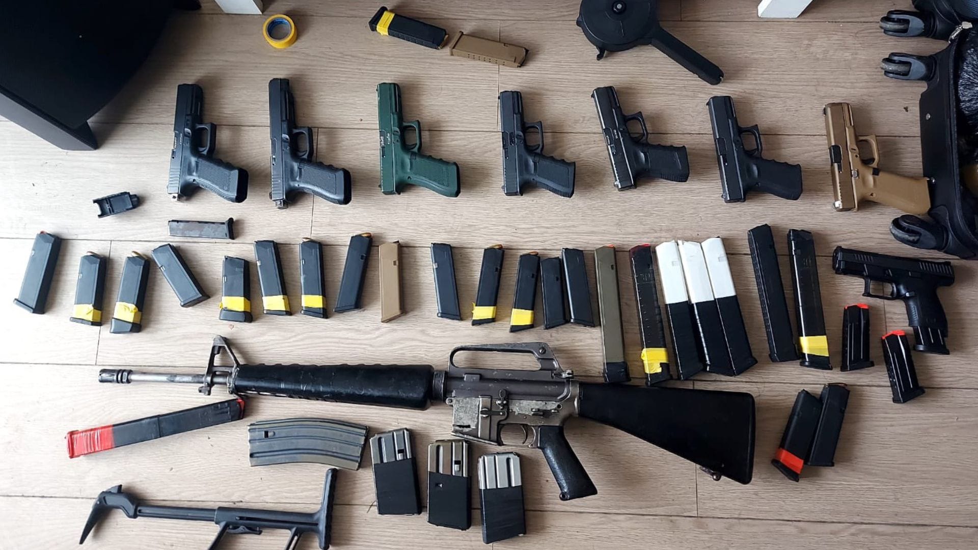 Encuentran arsenal de armas en departamento en San Miguel