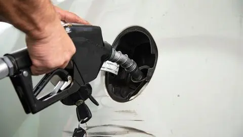 Bajan las bencinas y sube la parafina: ENAP anunció variaciones de precios a partir de este jueves