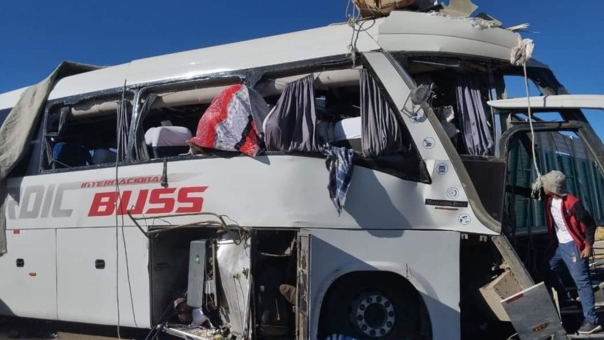 Fatal accidente en Bolivia: 10 fallecidos y 15 heridos tras choque entre camión y bus que viajaba a Chile