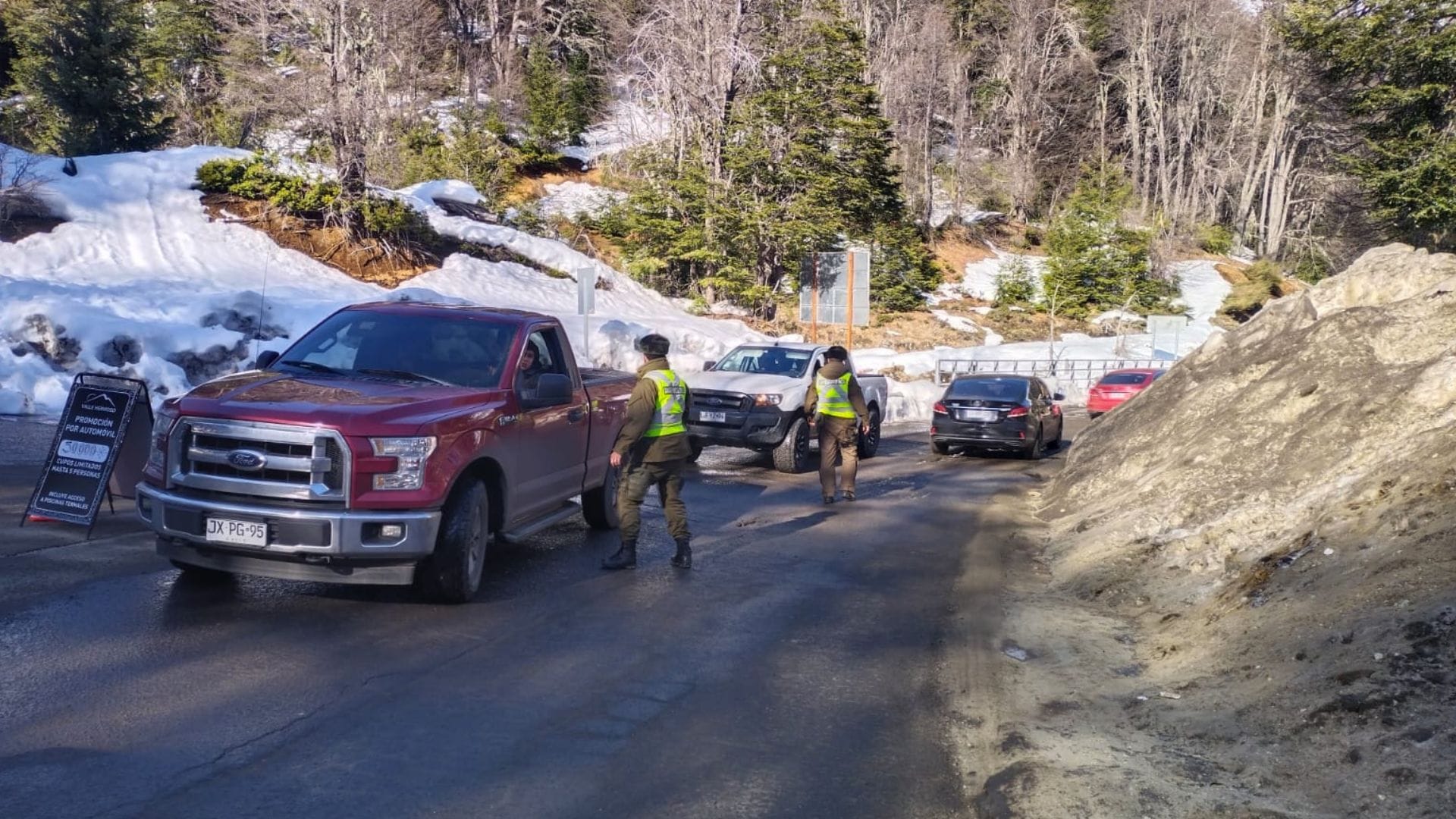 Carabineros corta tránsito a sector cordillerano en Valle Las Trancas porque los estacionamientos están “totalmente ocupados”