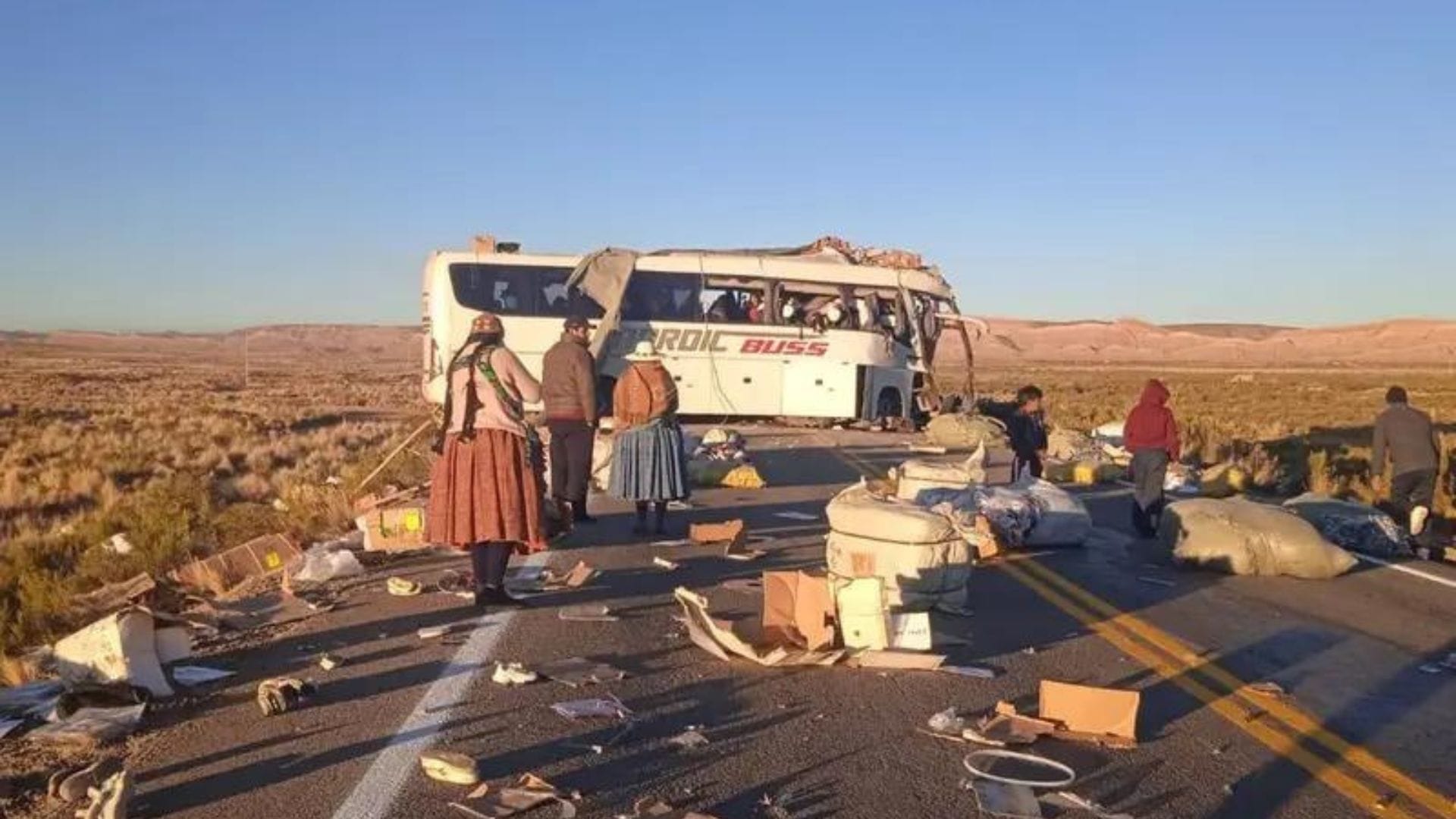 Se preparaban para fiesta religiosa: Suben a tres los chilenos fallecidos en choque de bus en Bolivia