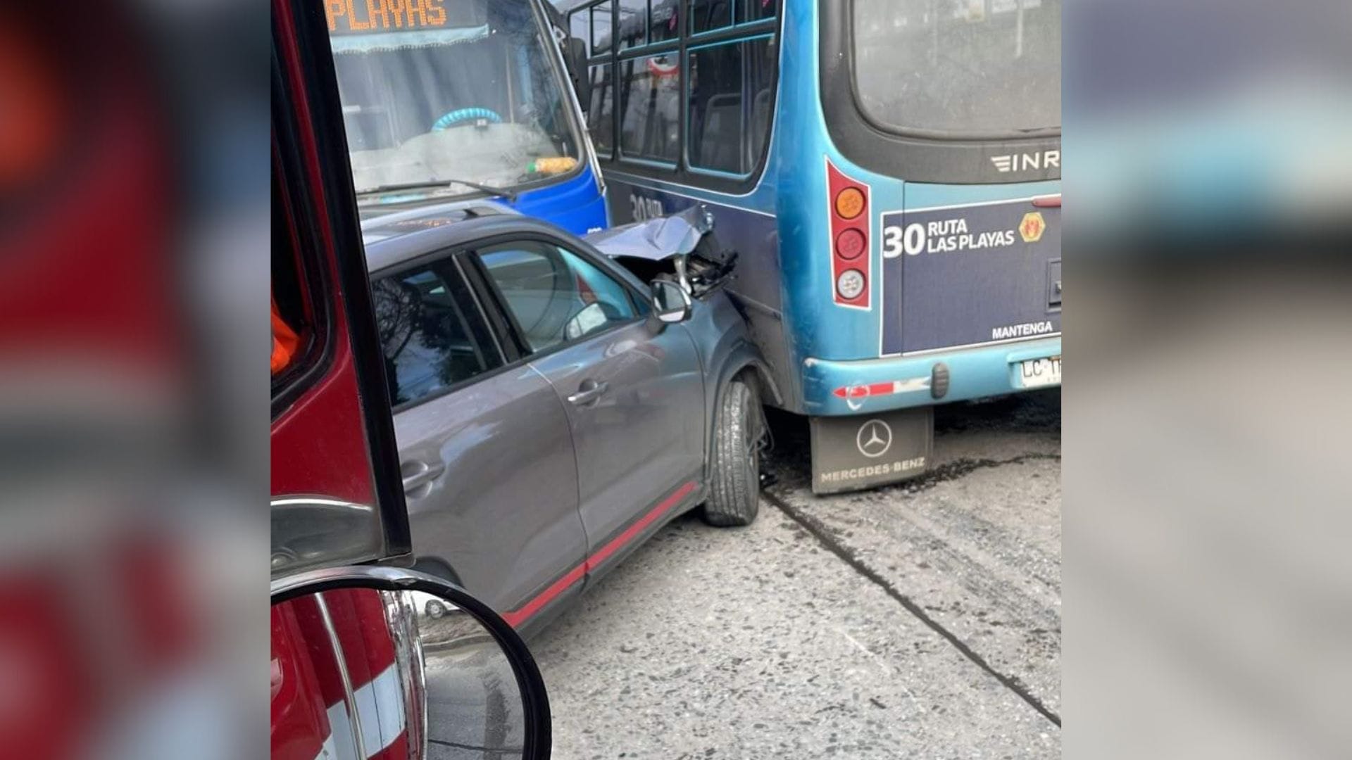 Auto queda atrapado entre dos micros tras colisión en Avenida Colón de Hualpén